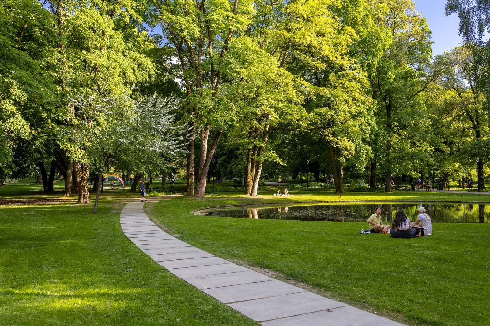 Slottsparken byr på flotte grøntområder og er et naturlig pusterom midt i byen. Galleribilde