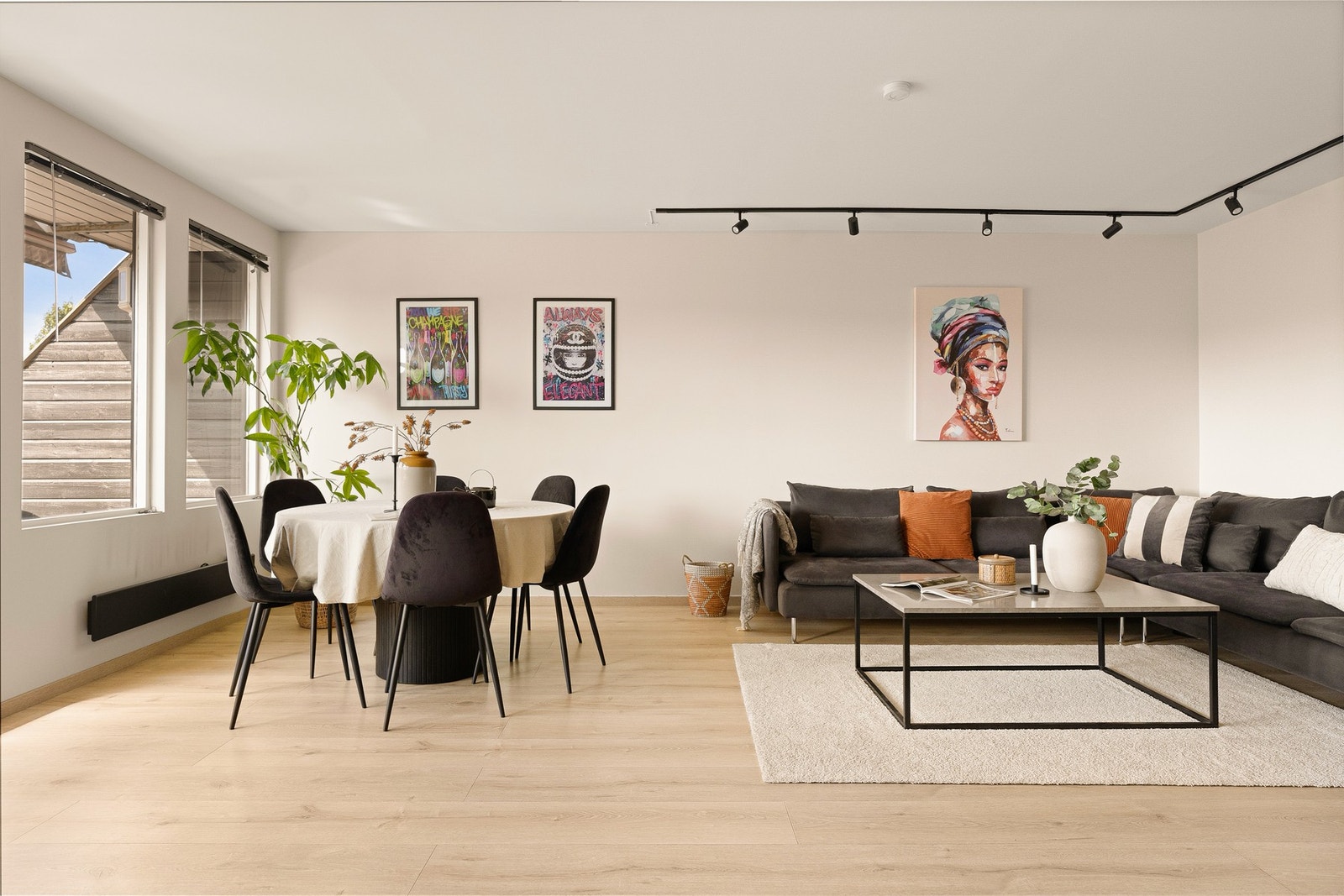 Allrommet har rikelig med plass til både sofagruppe og spisegruppe Galleribilde