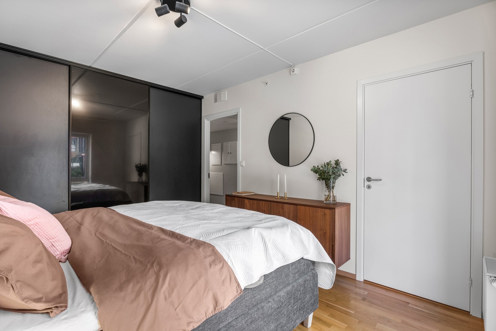 Rommet har skyvedørsgarderobe og adkomst til en praktisk innvendig bod. Galleribilde