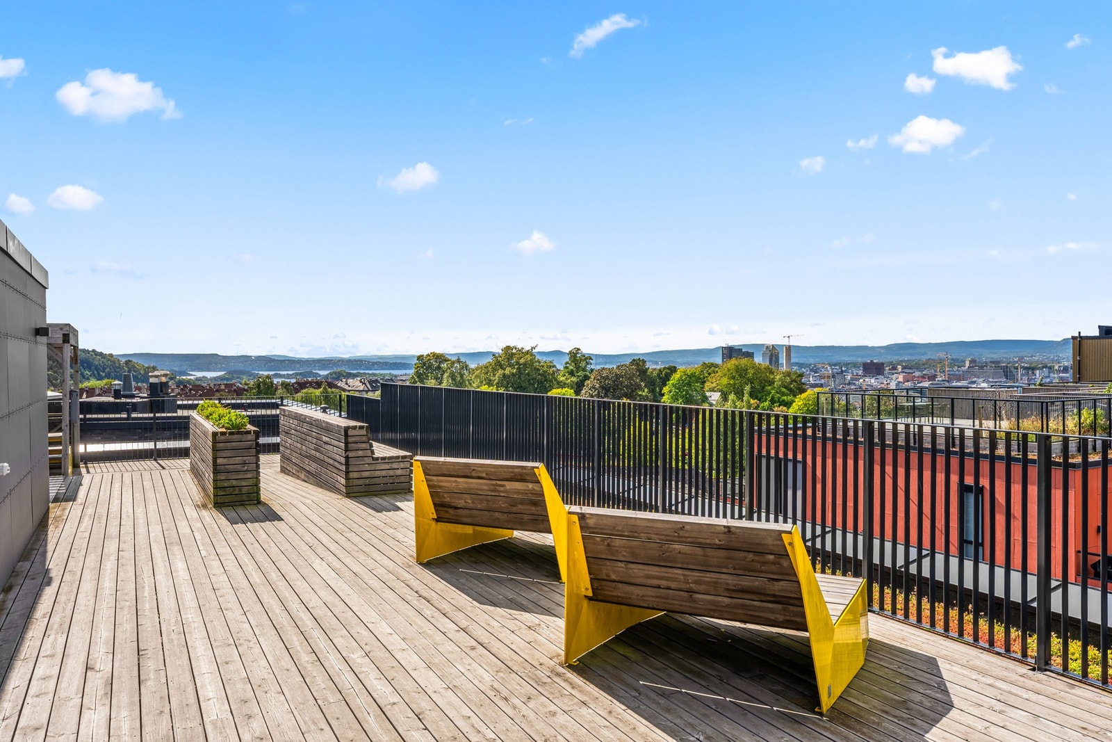 Leiligheten har heisadkomst til en flott felles takterrasse. Galleribilde