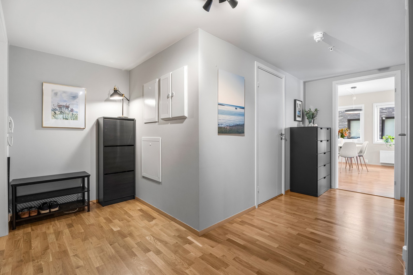 Romslig entrè med god plass til sko/yttertøy, barnevogn, sykkel e.l. Galleribilde