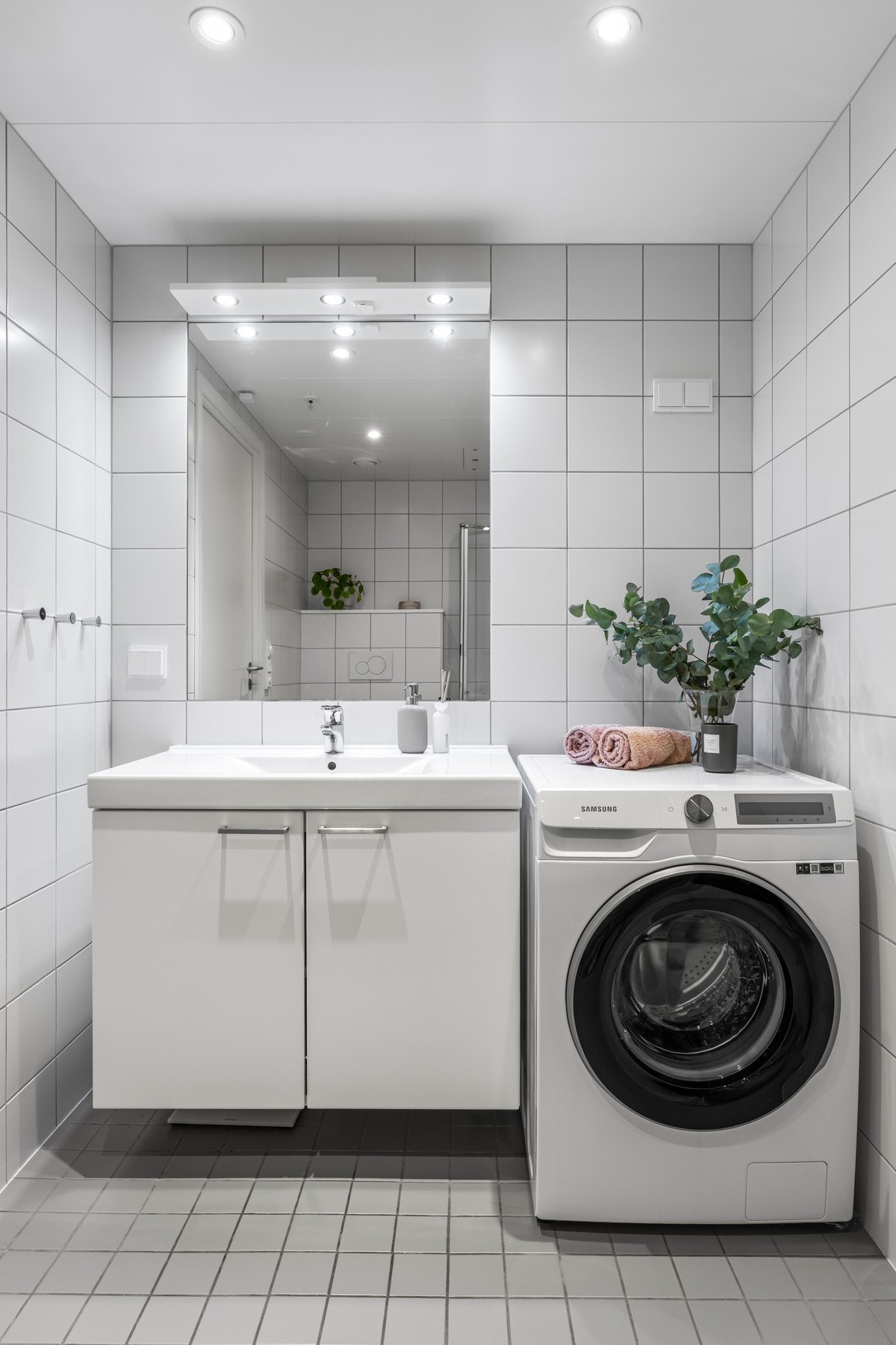 Badet er utstyrt med heldekkende servant, underliggende innredning med to skapdører av slette fronter og innfelt speil med plate over med integrert lys og stikkontakt. Galleribilde