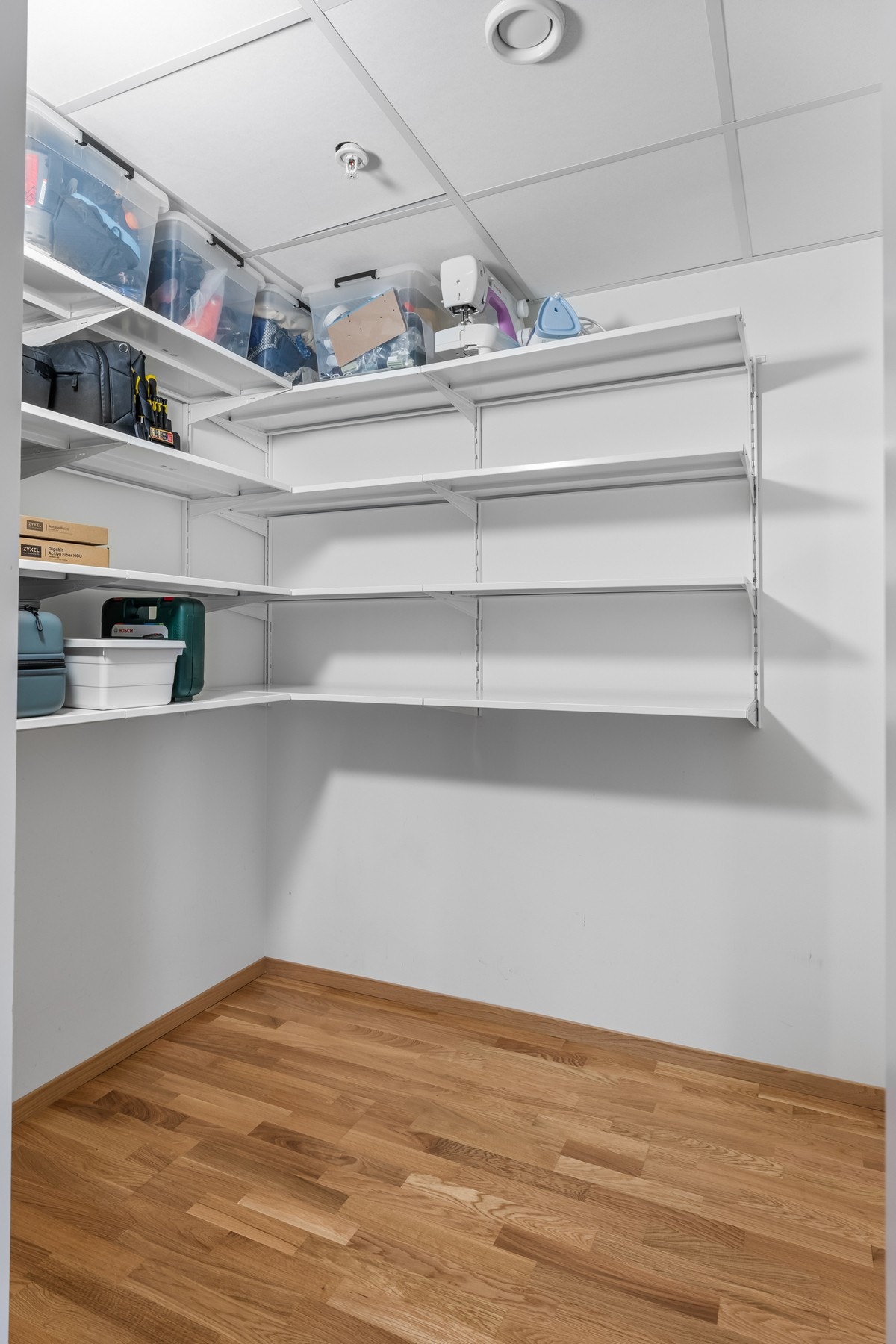 Gode oppbevaringsmuligheter i innvendig bod. Det som ikke trengs i det daglige kan lagres i en disponibel kjellerbod på ca. 5,8 kvm. Galleribilde