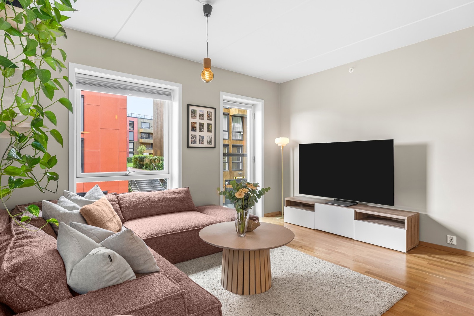 Leiligheten har en lys hjørnestue med vinduer mot to retninger som gir rikelig lysinnslipp. Galleribilde
