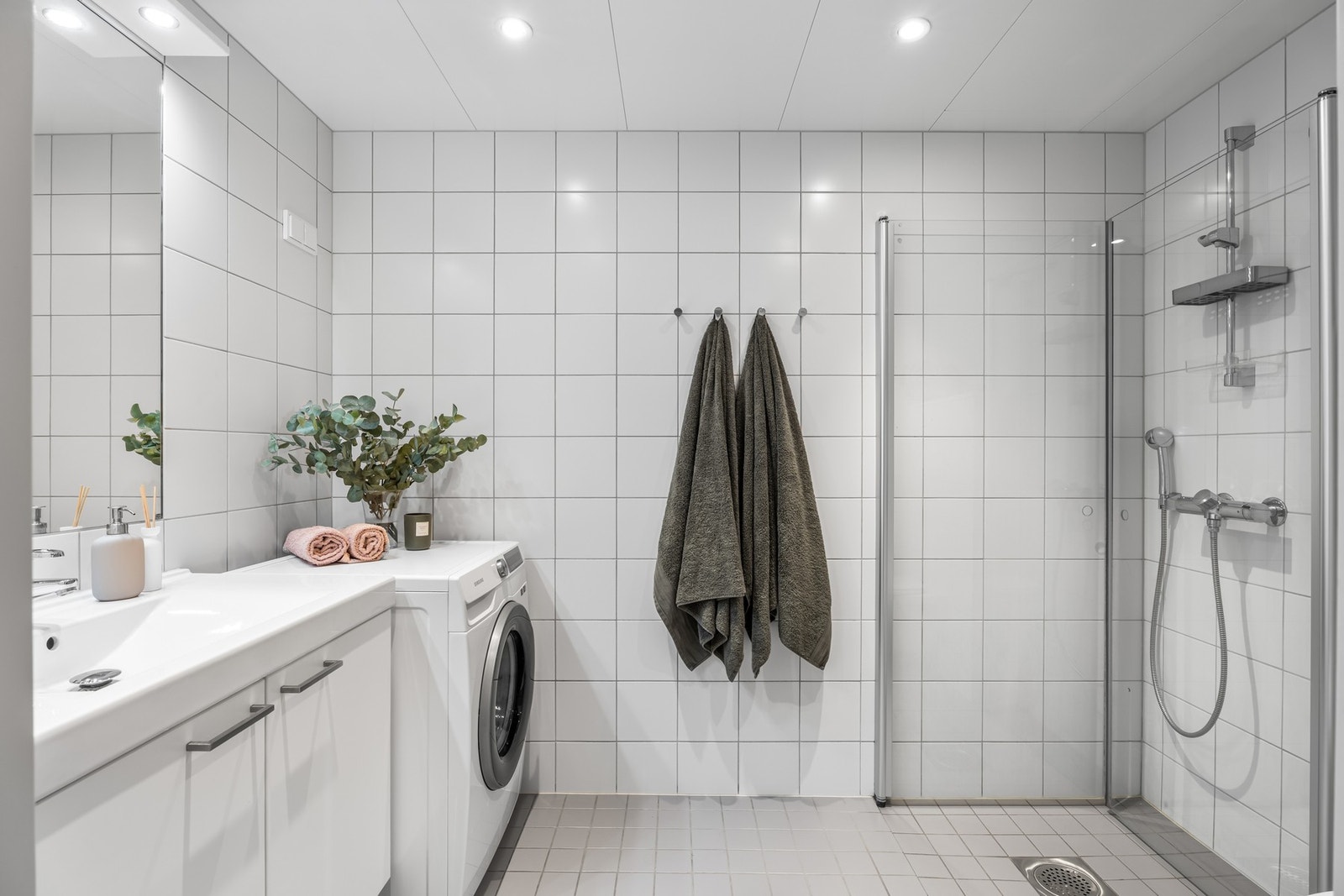 Leiligheten har et romslig og flislagt bad med varmekabler og opplegg for vaskemaskin/tørketrommel. Galleribilde
