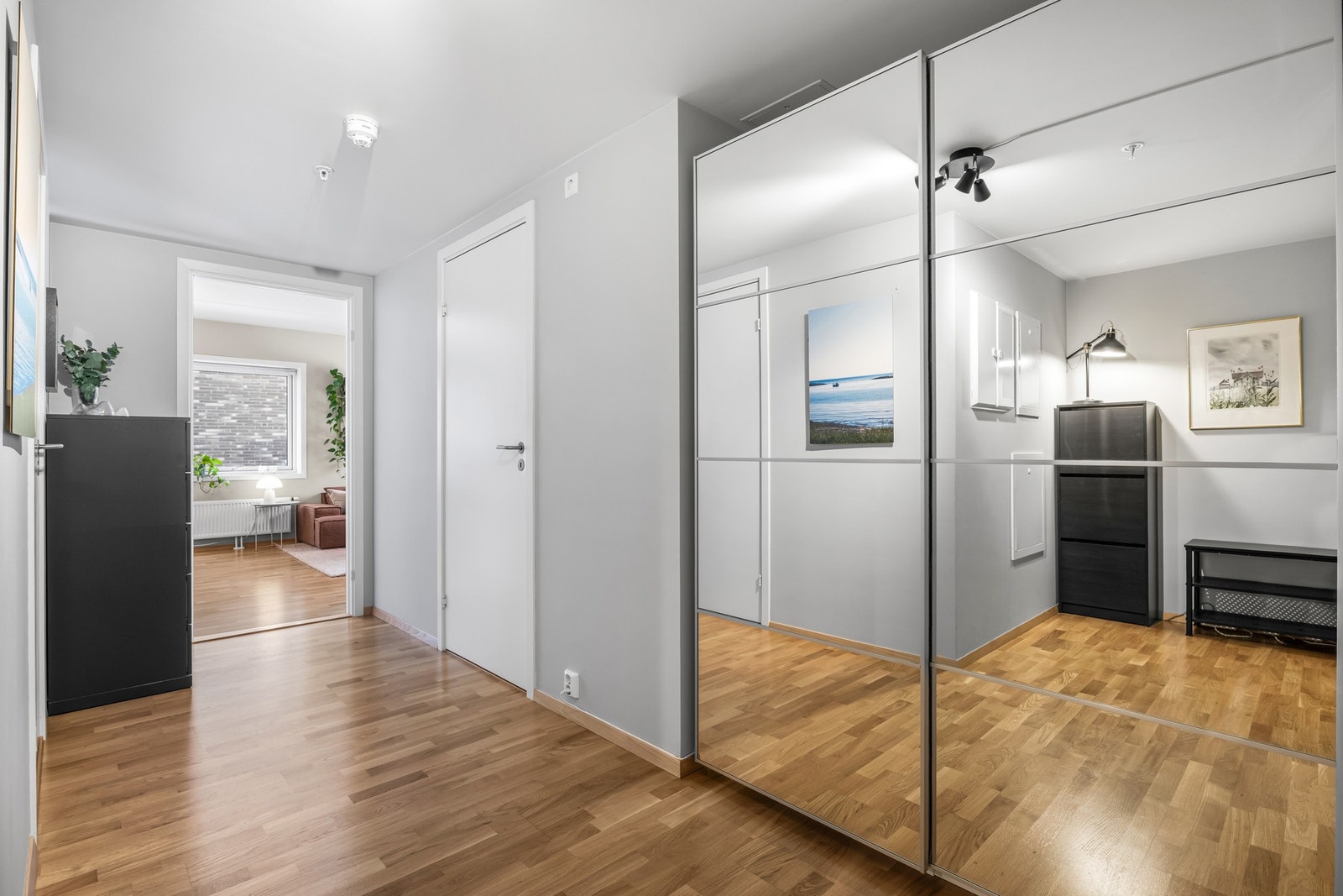 Entreen har skyvedørgarderobe med speilfronter og tar deg videre til begge soverommene, stue/kjøkken og bad. Galleribilde