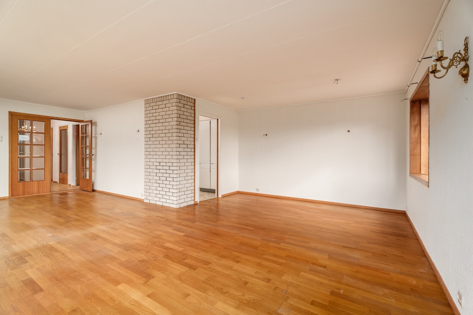 Stuen har en enkel og oversiktlig planløsning, noe som gjør den lett å møblere. Galleribilde