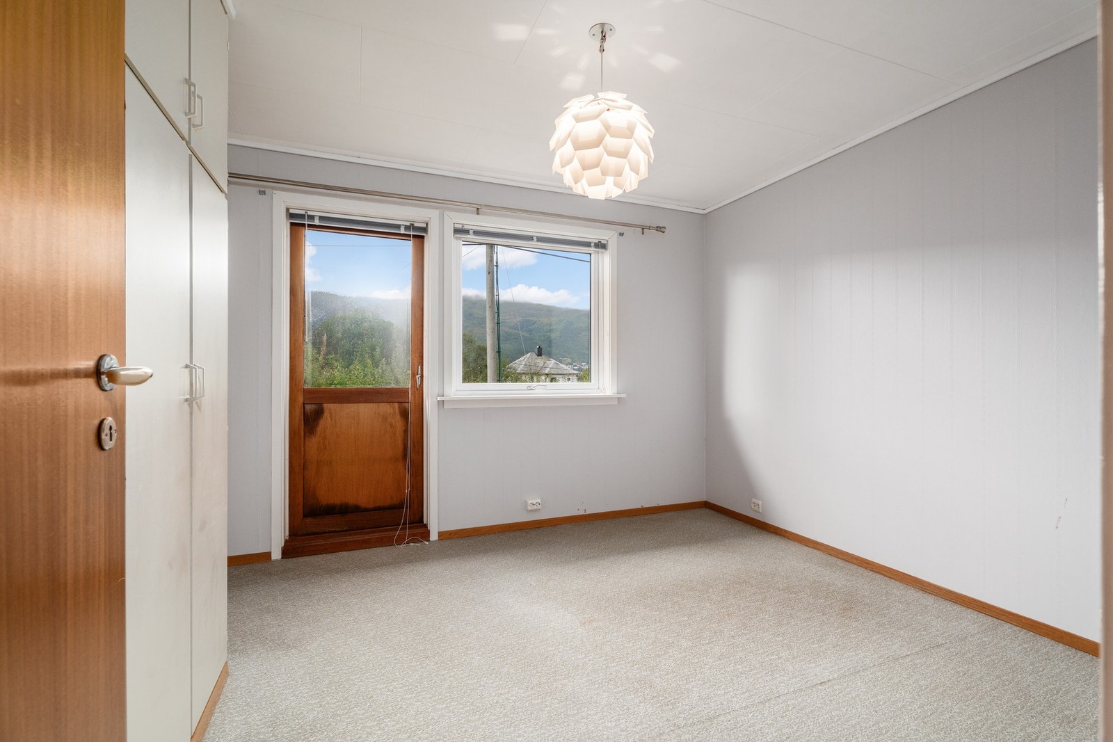 Boligen har totalt tre soverom, her med utgang til balkongen. Galleribilde