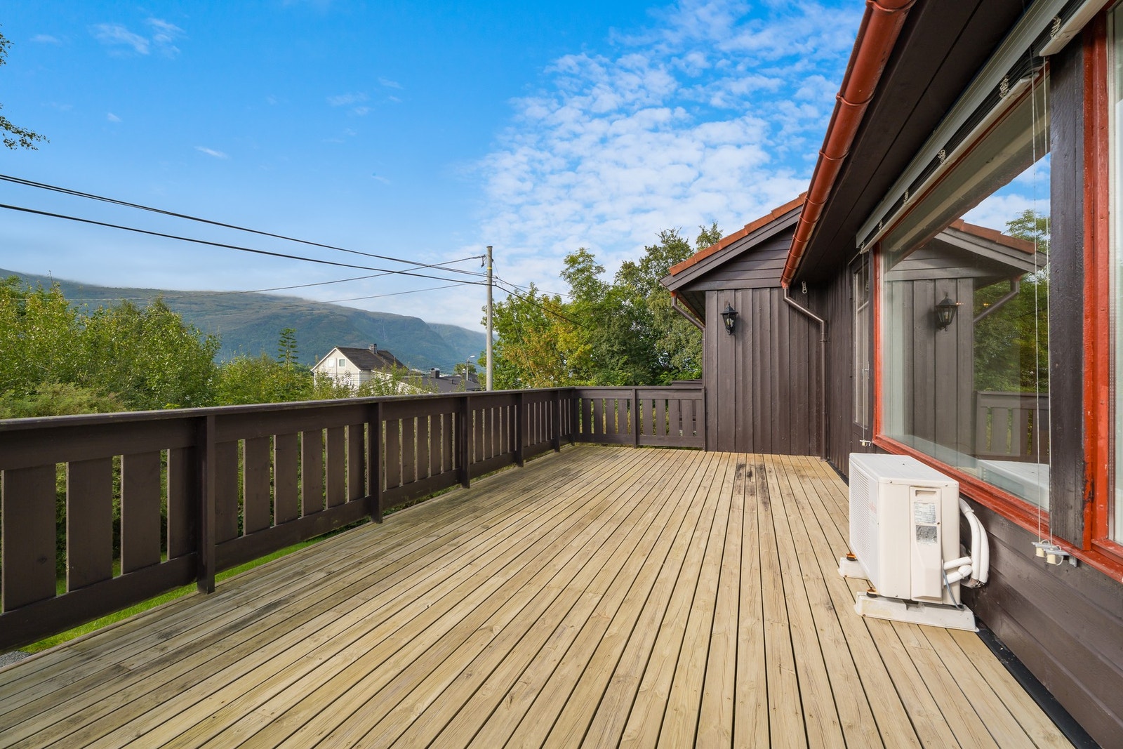Terrasse med sydvendt beliggenhet som byr på gode solforhold store deler av året. Galleribilde