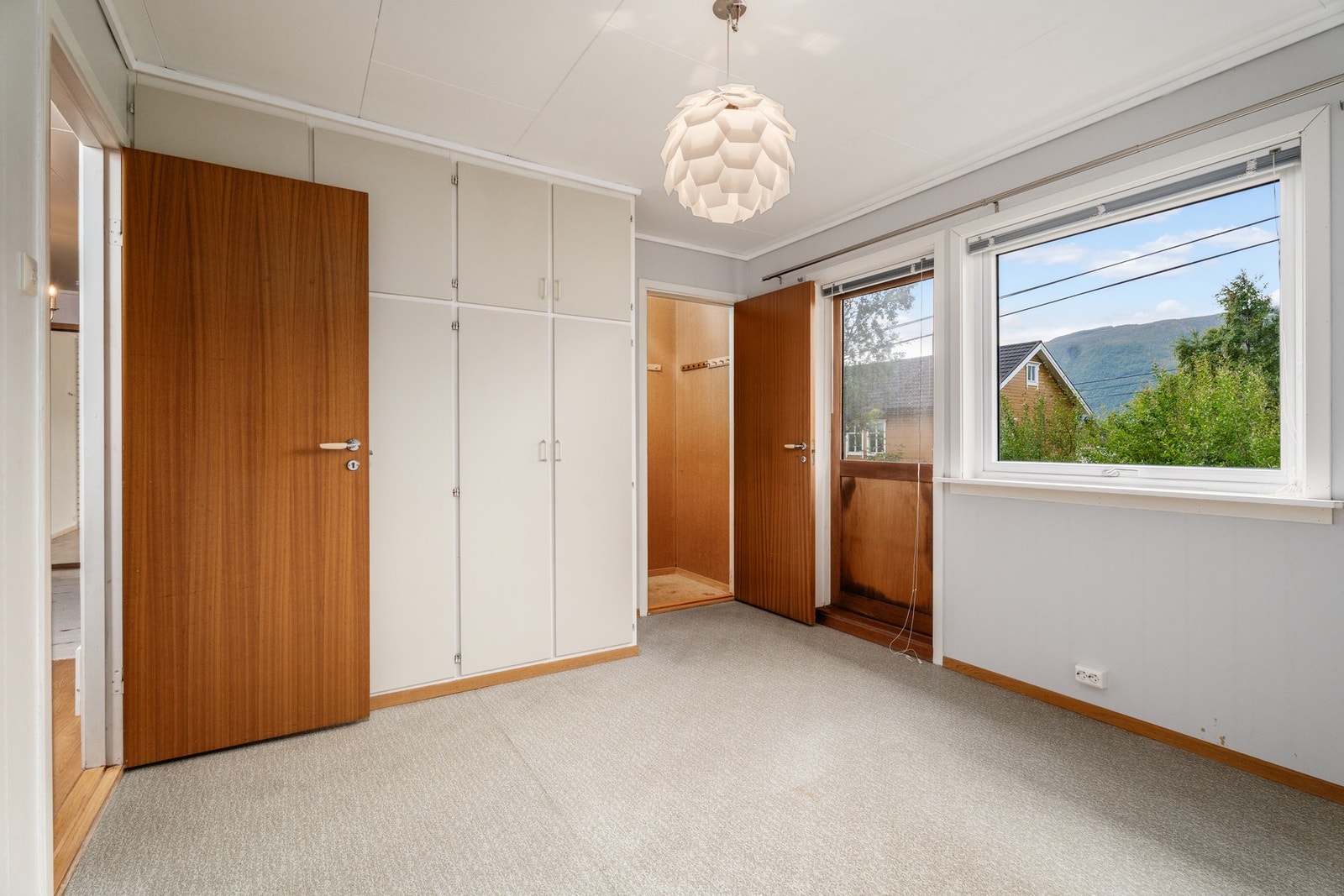 Soverommet har praktiske innebygde skap med god plass. Galleribilde