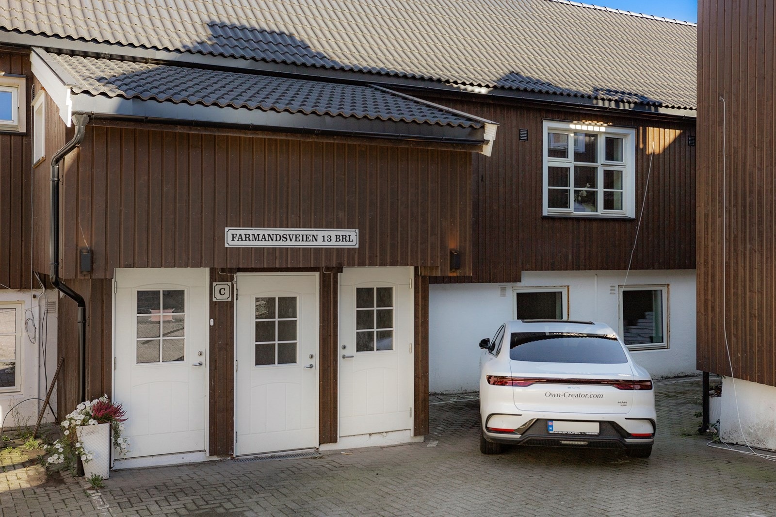 Eiendommen ligger i Fjærdingen, et område med ærverdig trehusbebyggelse. Galleribilde