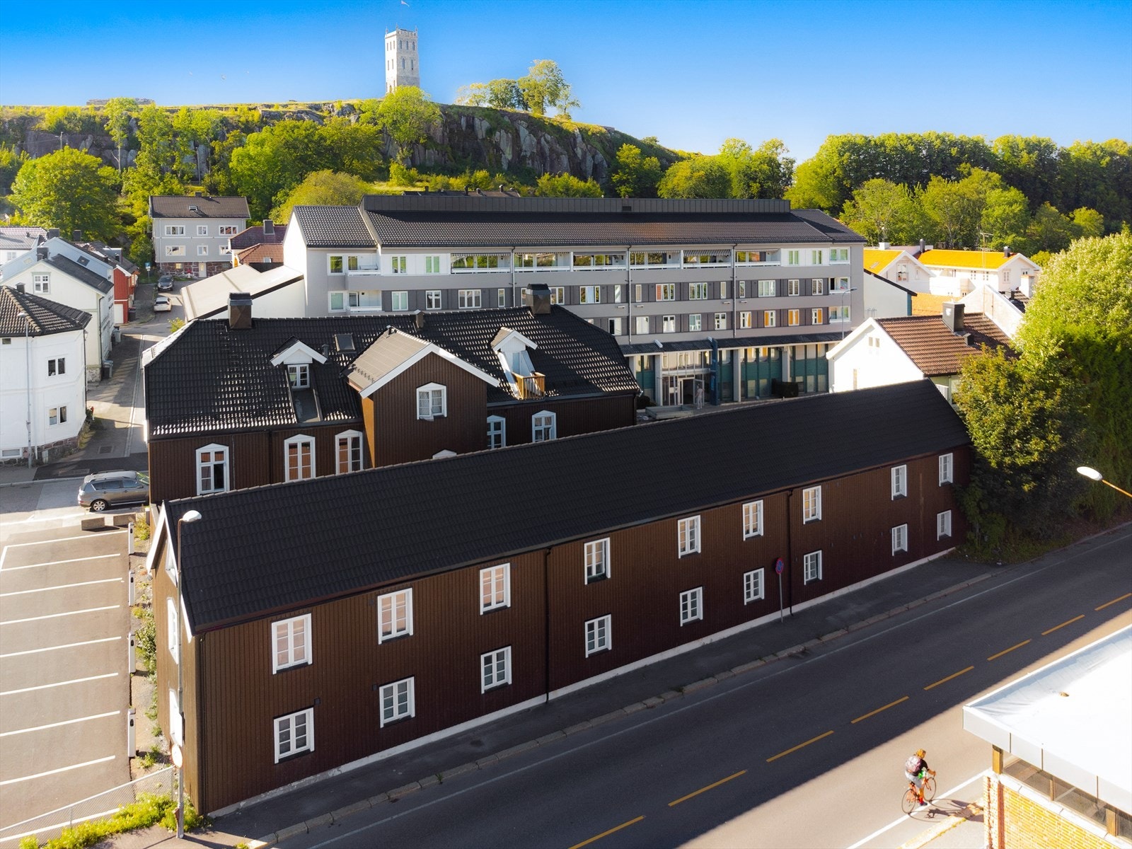 Fra eiendommen er det kort vei til Slottsfjellparken og byens rekreasjonsområder. Galleribilde