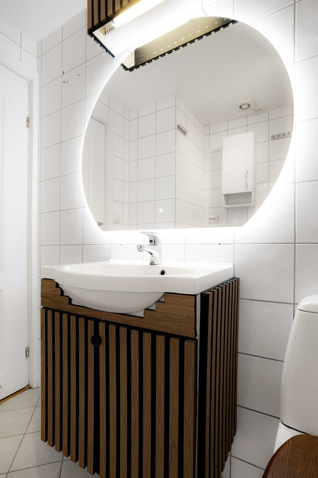 Badet har mekanisk avtrekk og opplegg for vaskemaskin. Galleribilde