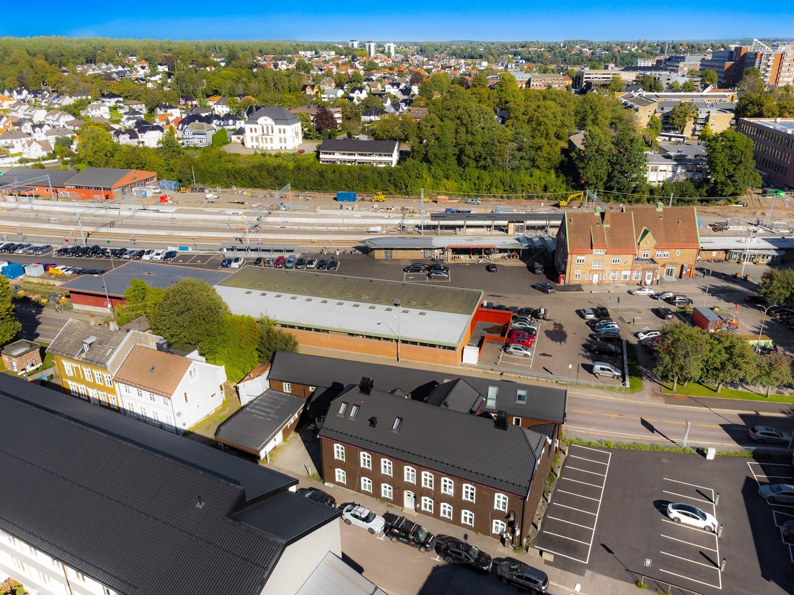 Beliggenhet midt i bykjernen med kun ett minutts gange til Tønsberg stasjon. Galleribilde