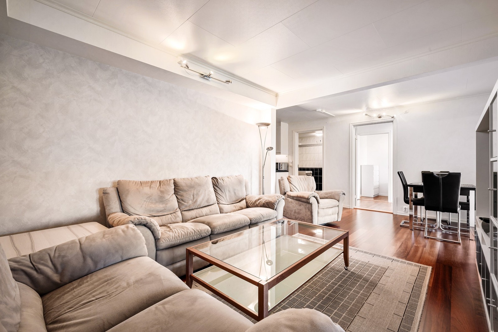 - En del av underetasjen er i dag innredet som en utleiedel på ca. 64 m² BRA-i - Galleribilde