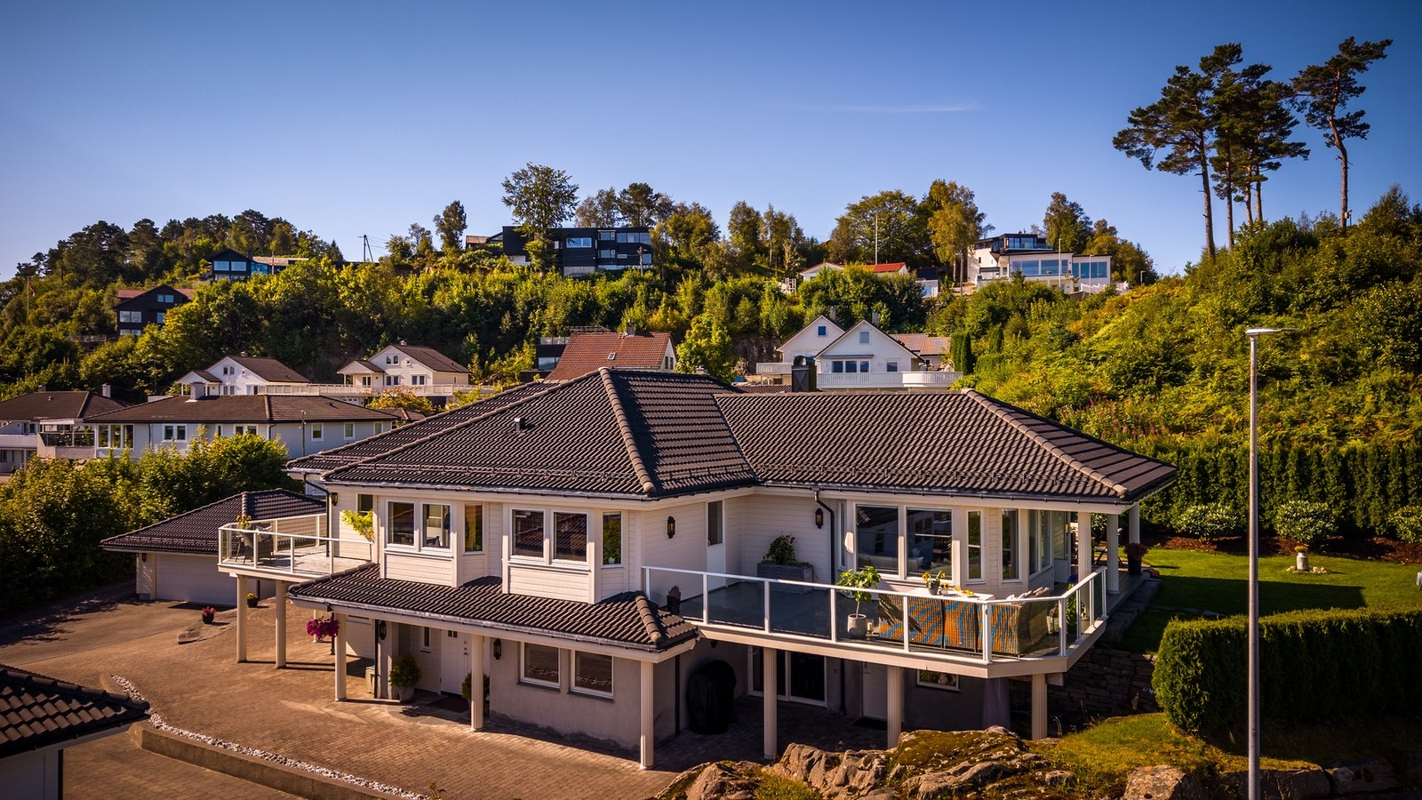 - Her får man rikelig med plass både til familieliv, sosiale sammenkomster og oppbevaring - Galleribilde