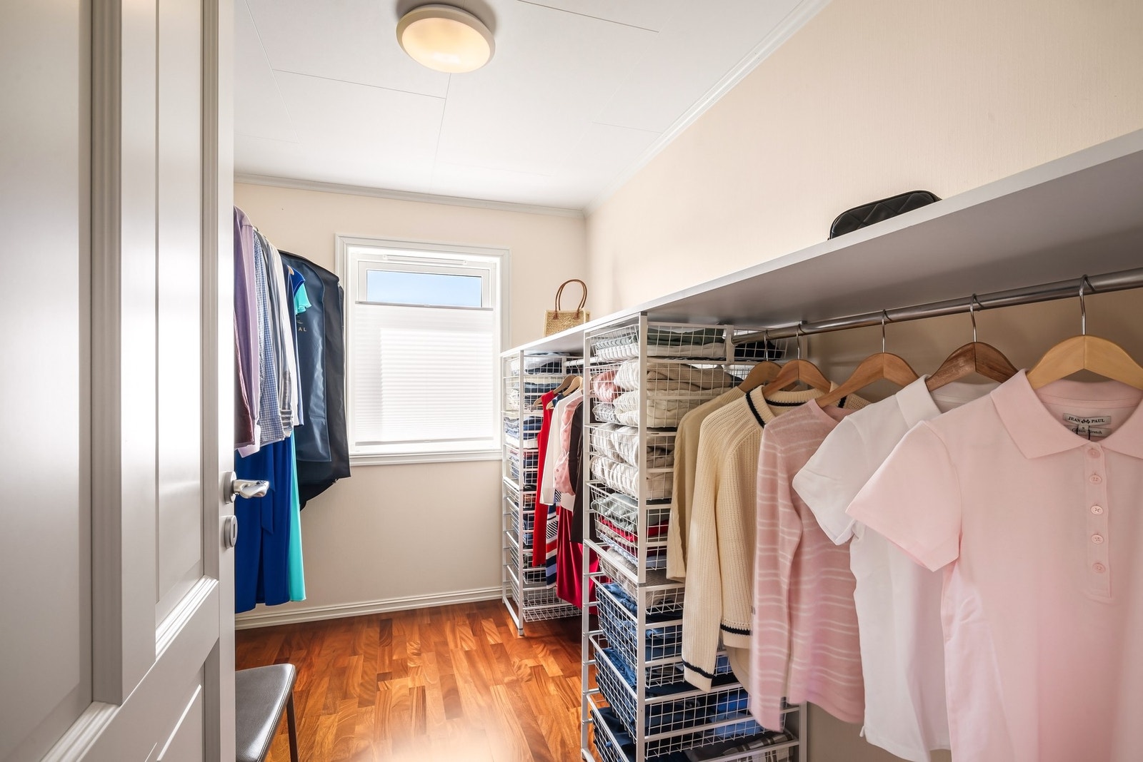 - Vegg i vegg ligger et eget omkledningsrom/walk-in-garderobe på ca. 6,1 m² - Galleribilde