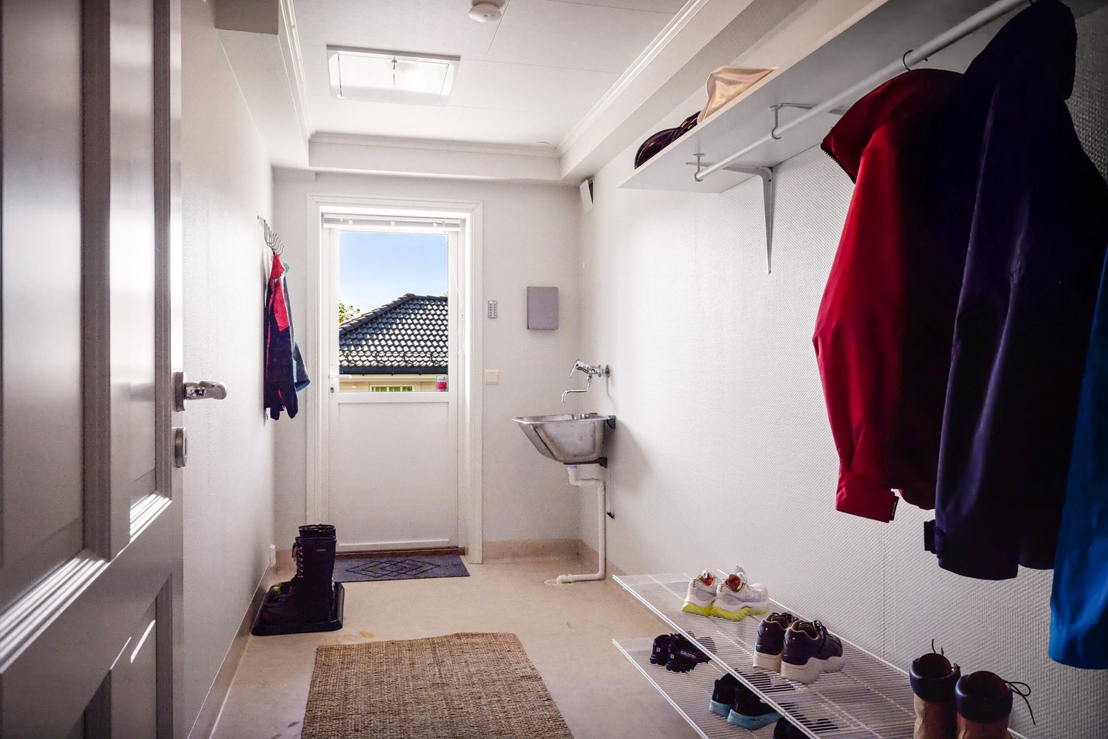 - Et ekstra pluss er en praktisk bi-inngang med garderobe - Galleribilde