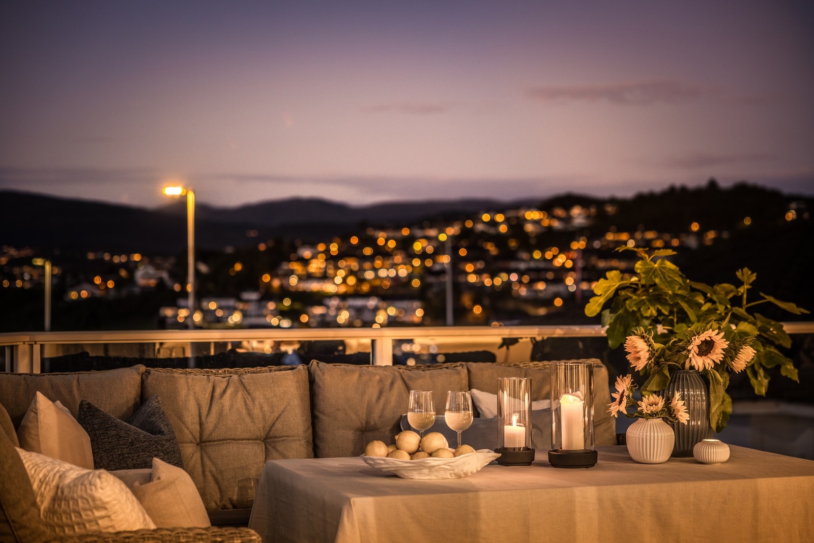 - Begge terrassene har integrert lydanlegg i taket, og terrassen utenfor stuen fikk nye downlights i 2026 - Galleribilde