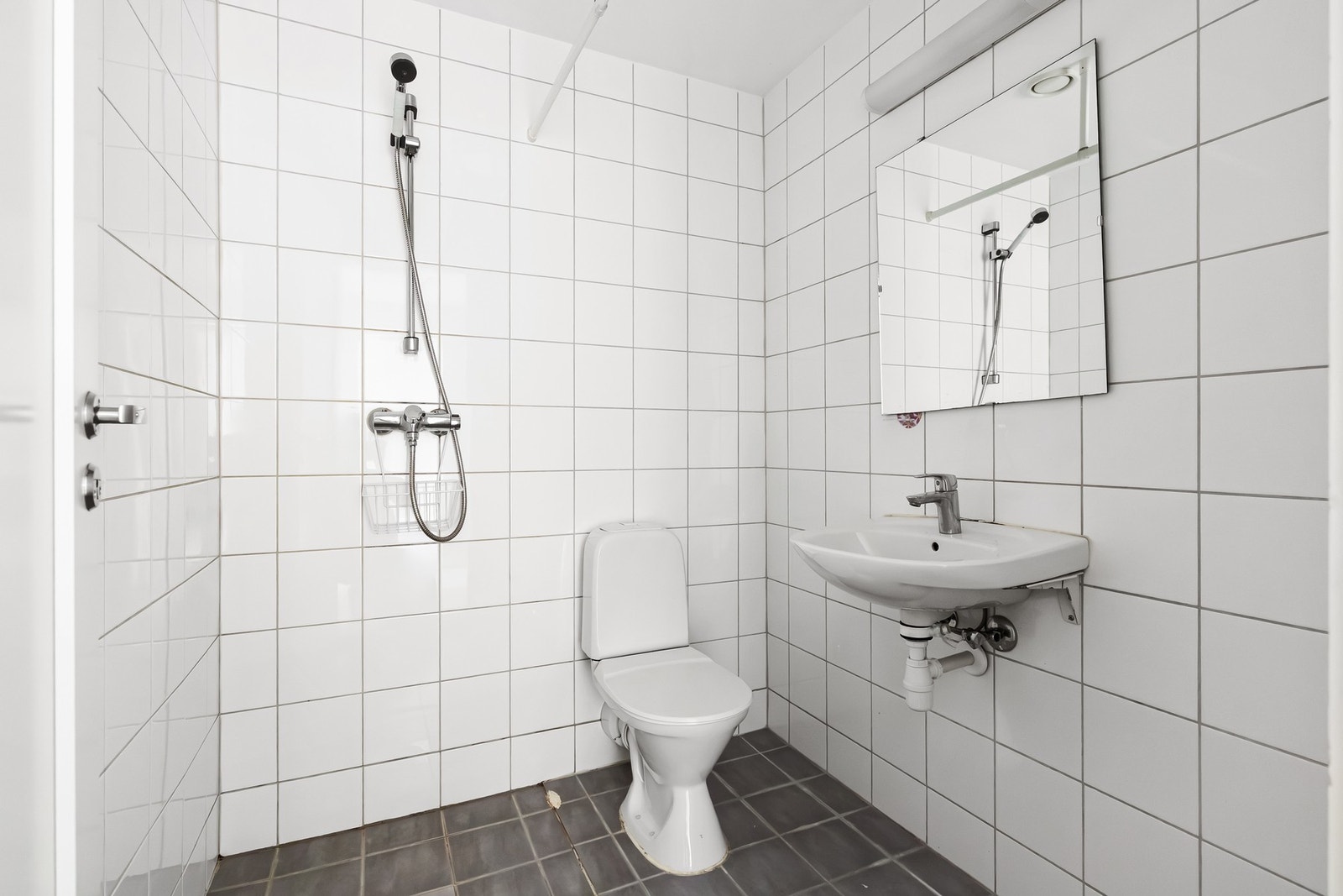 Flislagt bad med varmekabler i gulv og opplegg for vaskemaskin. Galleribilde