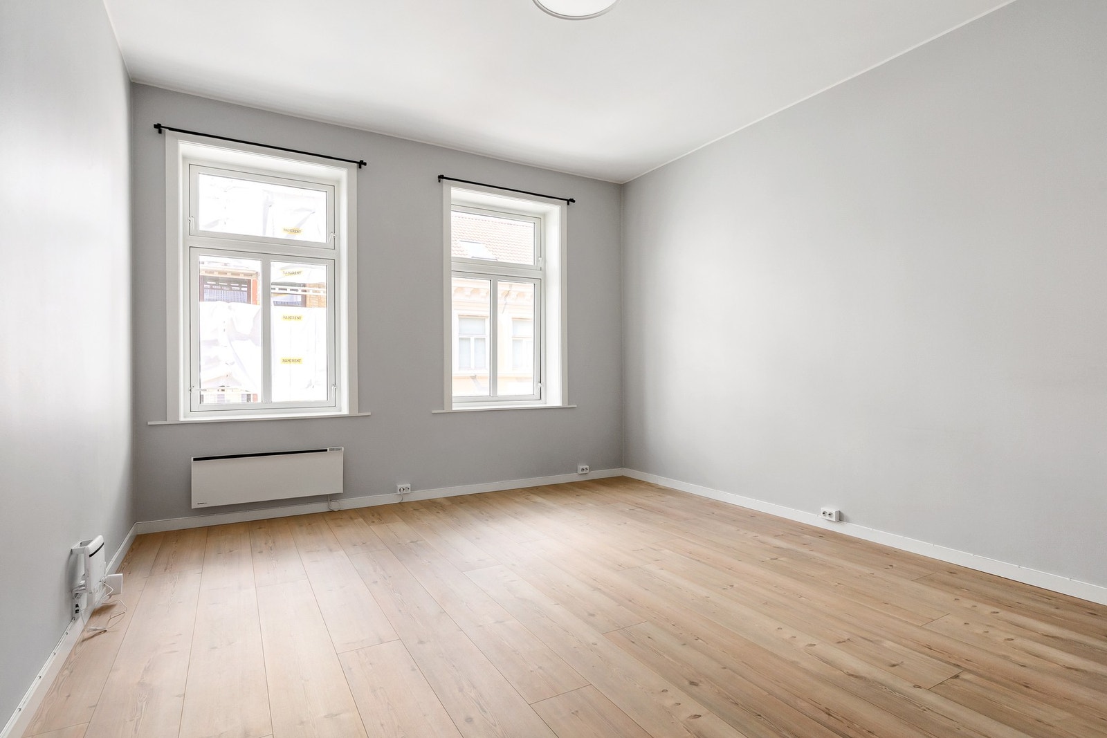 Lys og romslig stue med god romfølelse og flott lysinnslipp fra store vinduer. Galleribilde