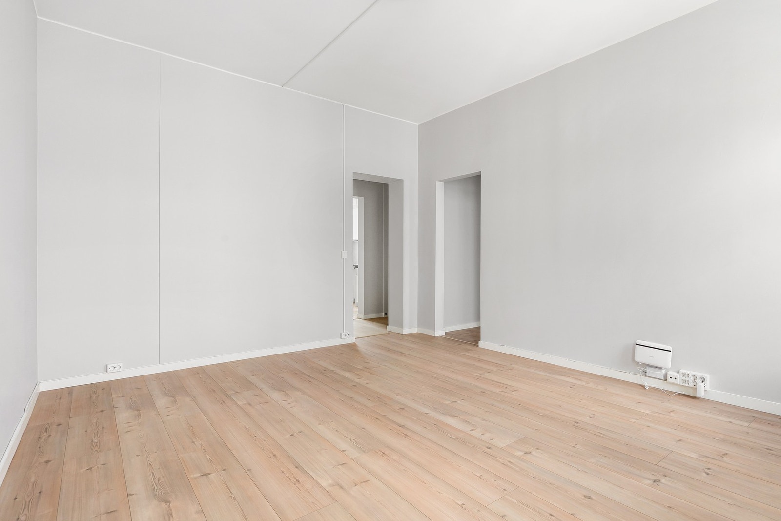I stuen er det god plass til både sofagruppe og spisebord. Galleribilde
