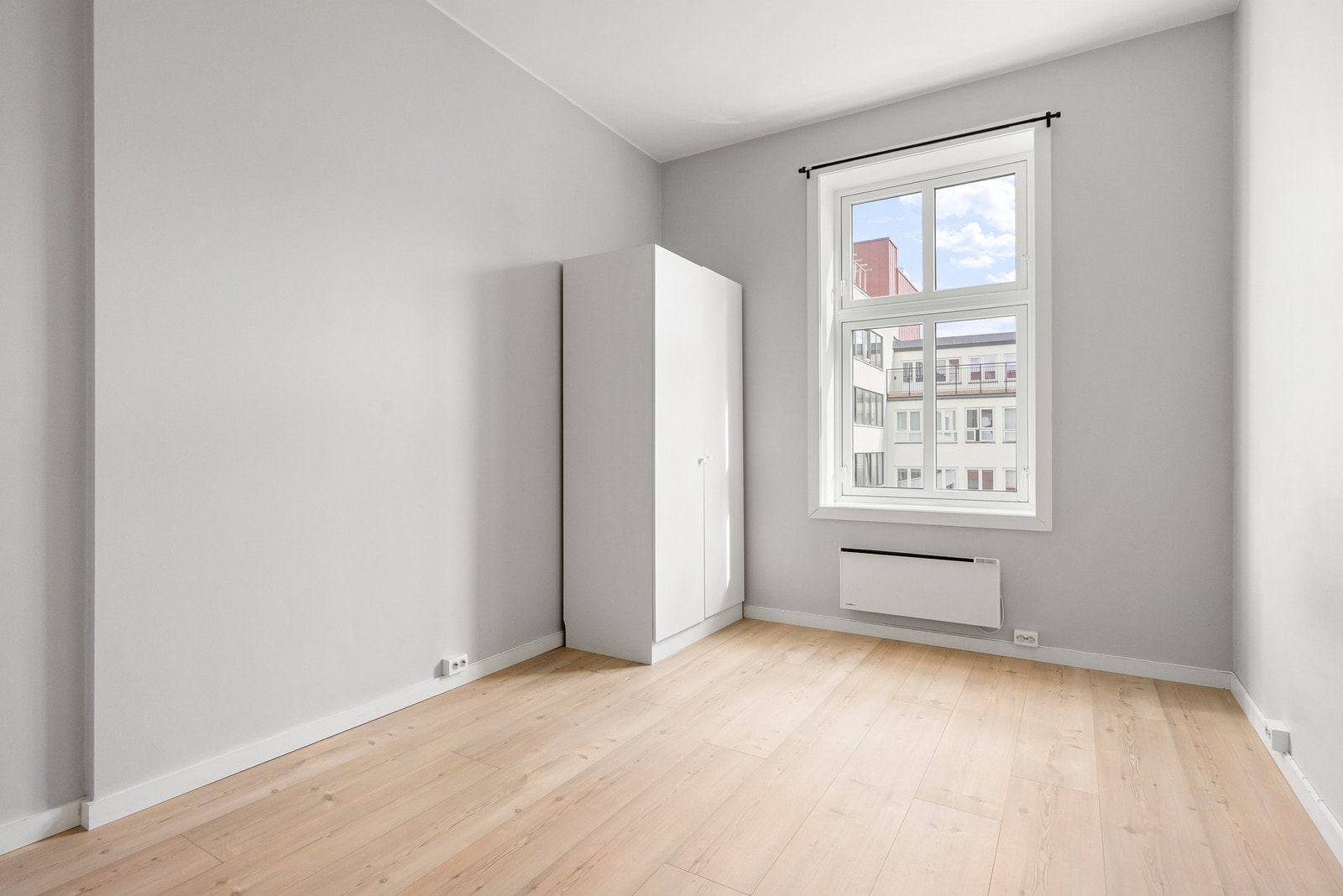 Romslig hovedsoverom med god plass til dobbeltseng, nattbord og garderobe. Galleribilde