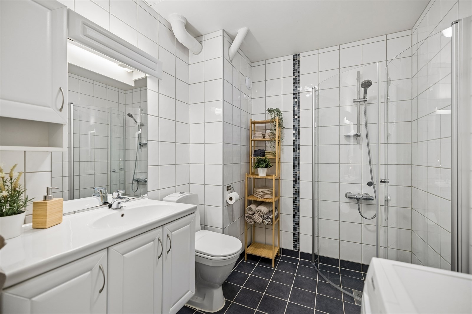 Badet ble pusset opp i 2011 og har flislagt gulv med elektriske varmekabler. Galleribilde