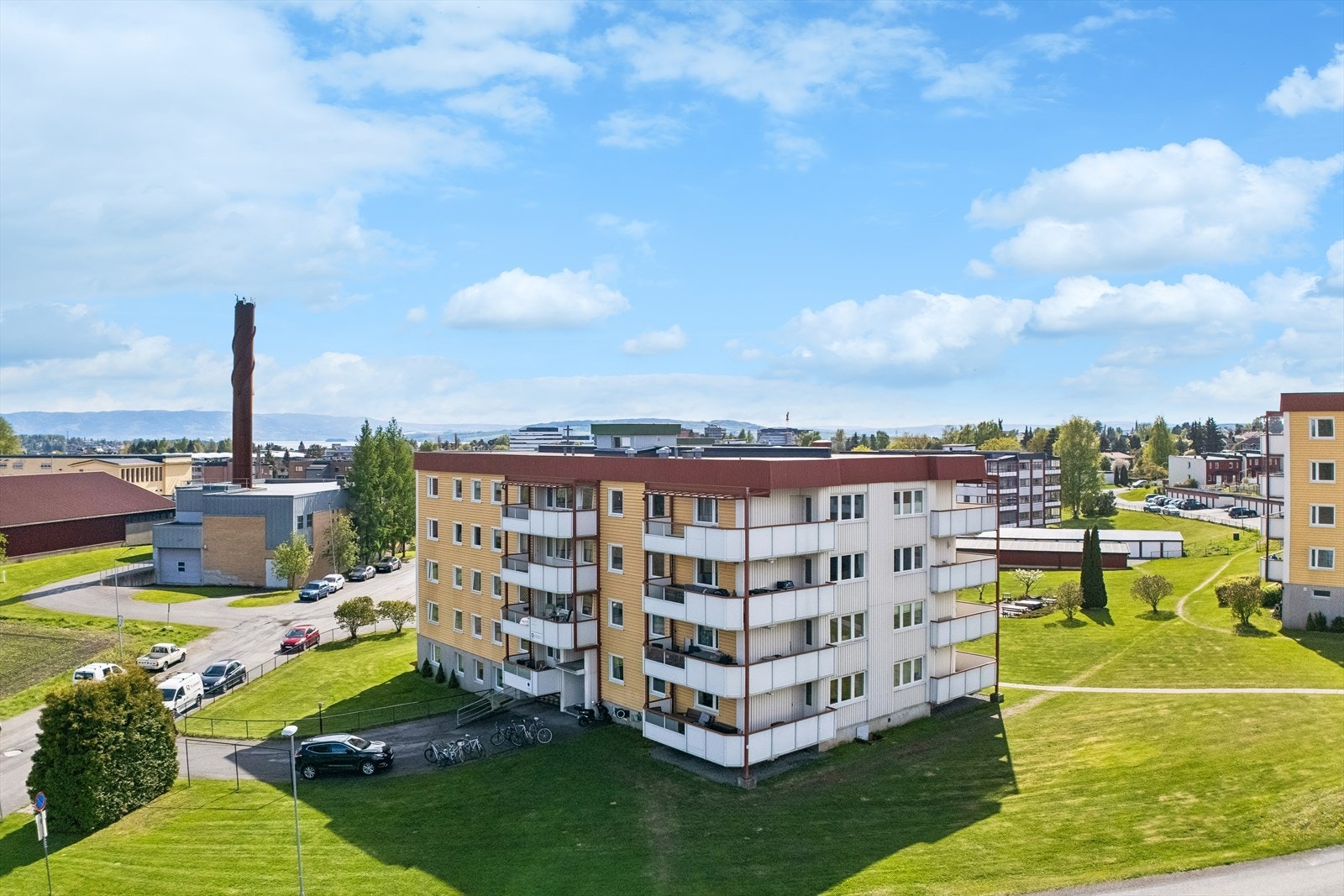 Knaggen borettslag har velholdte fellesarealer med plen og asfalterte internveier. Galleribilde