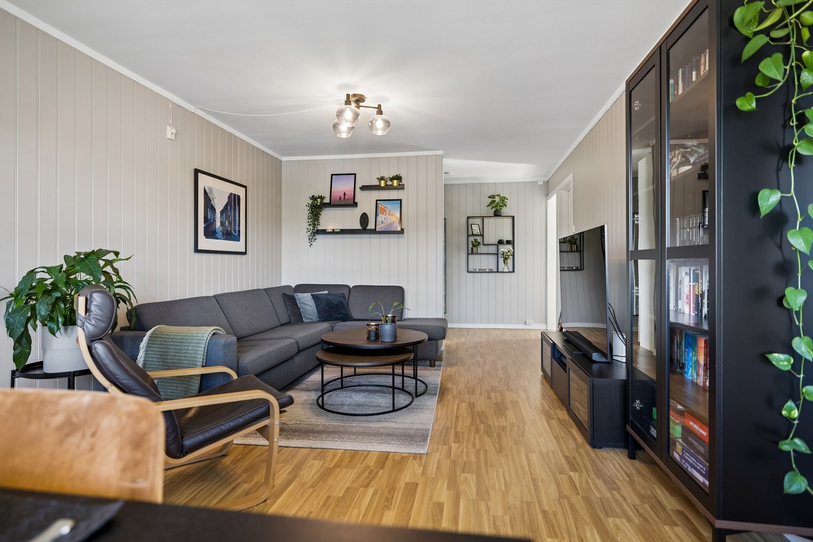 Rommet varmes opp av en vannbåren radiator med termostatventil montert i 2022. Galleribilde