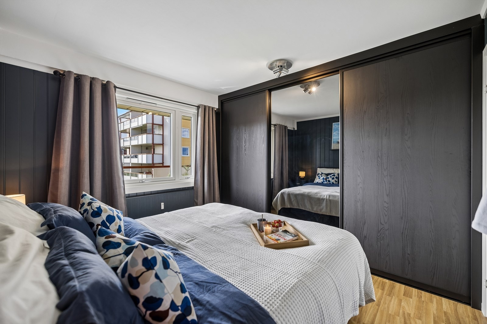 Hovedsoverommet er utstyrt med en romslig skyvedørsgarderobe. Galleribilde