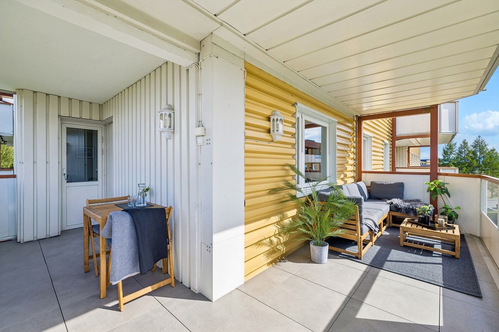 Den romslige balkongen på 18 m² har flislagt gulv og god plass til både sittegruppe og spisebord. Galleribilde