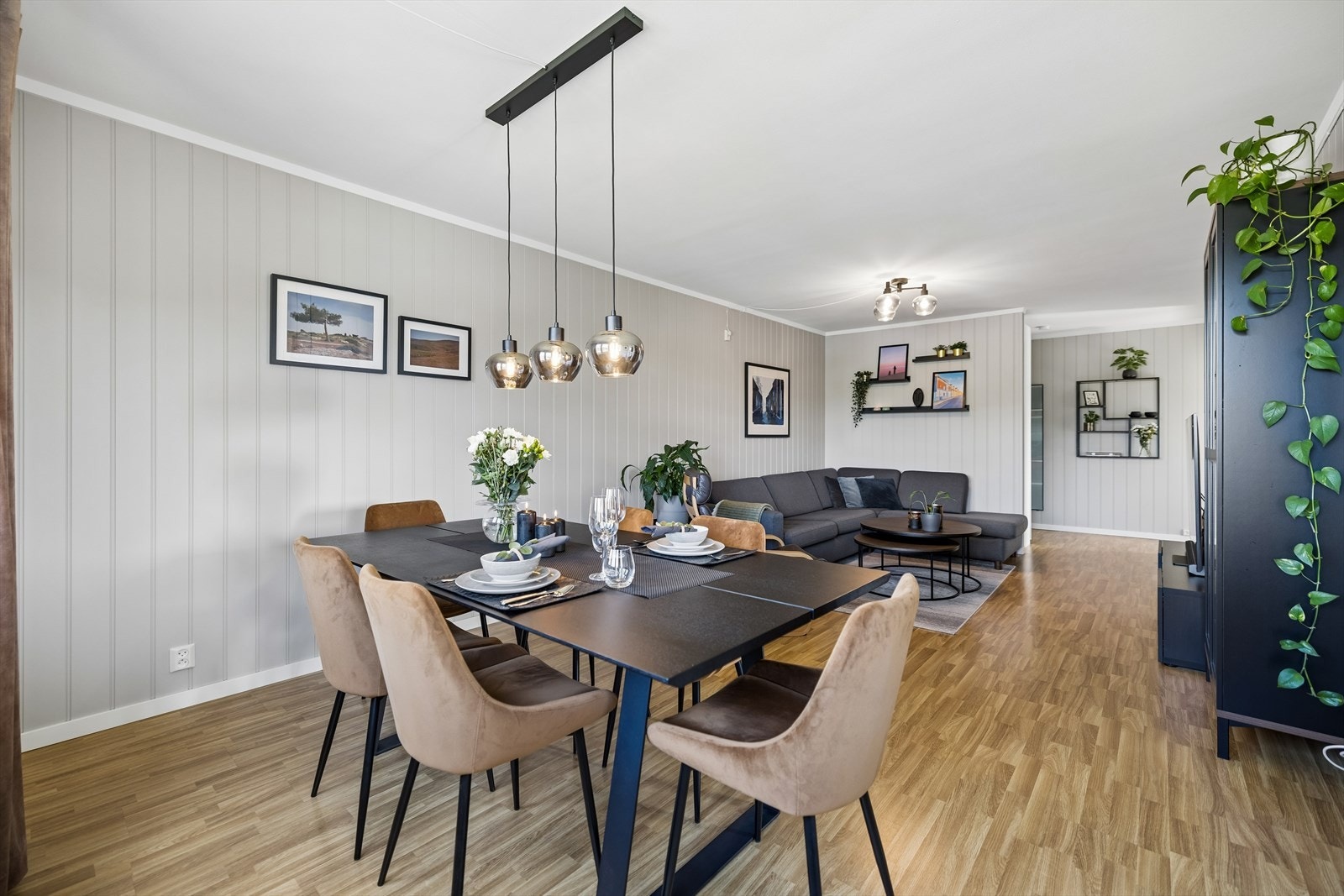 Stuen er romslig og gir god plass til både sofagruppe og spisebord. Galleribilde