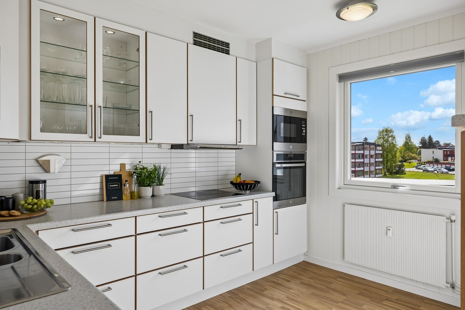 Også kjøkkenet er utstyrt med vannbåren radiator for oppvarming. Galleribilde