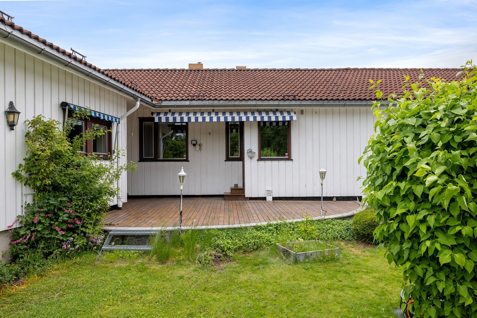 Det er montert solskjerming ved terrassen. Galleribilde