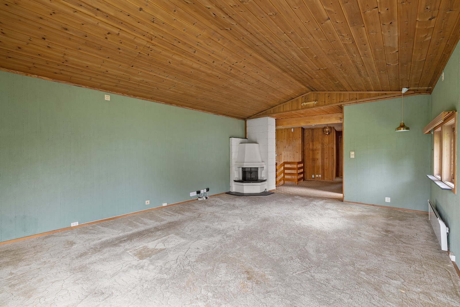 Videre forbi gangen ligger stuen. Det er god plass til sofa, tv-møbel og spisegruppe. Galleribilde