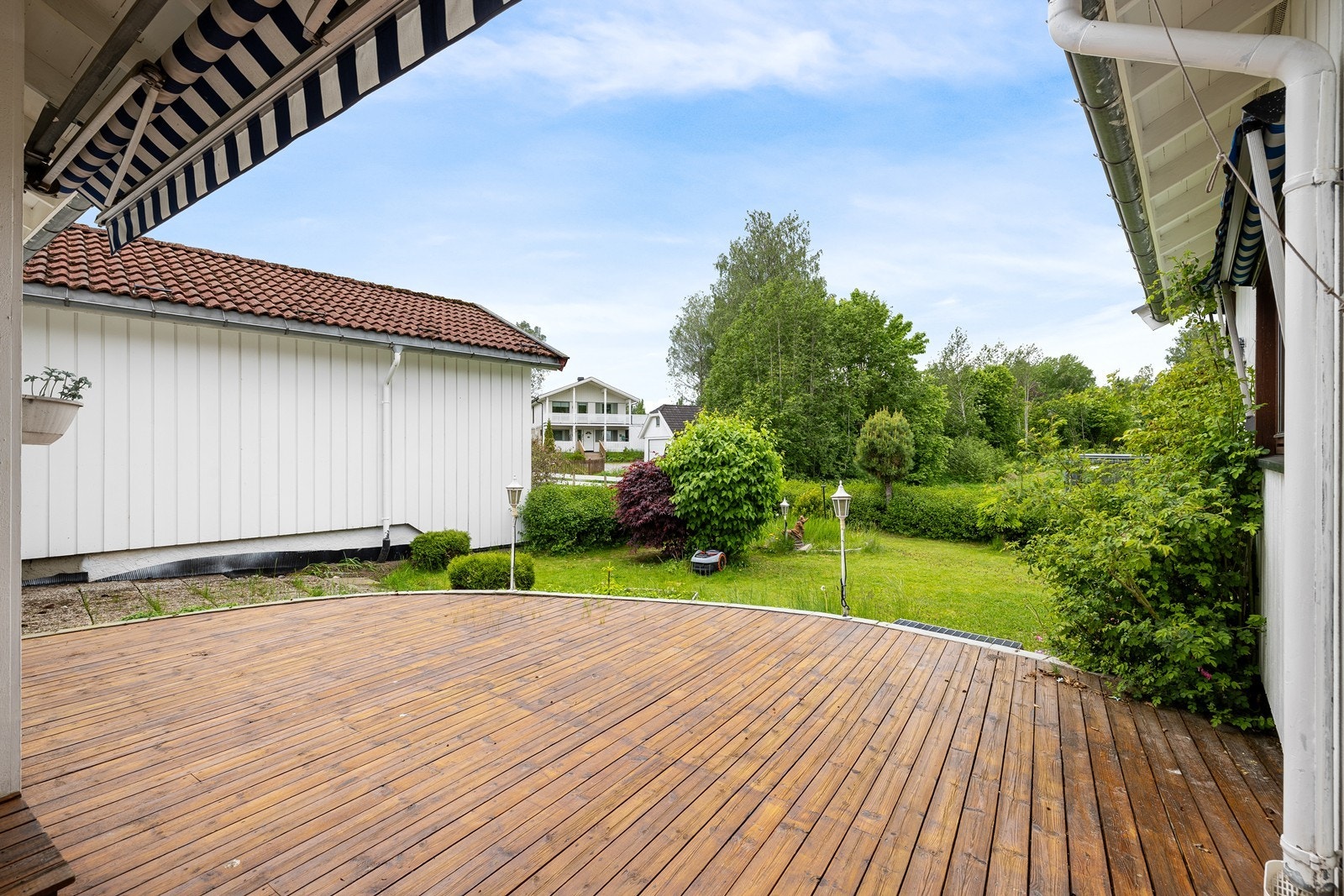 Fra terrassen er det videre utgang til den skjermede og svært pent opparbeidede hagen - her er det mye boltreplass! Galleribilde