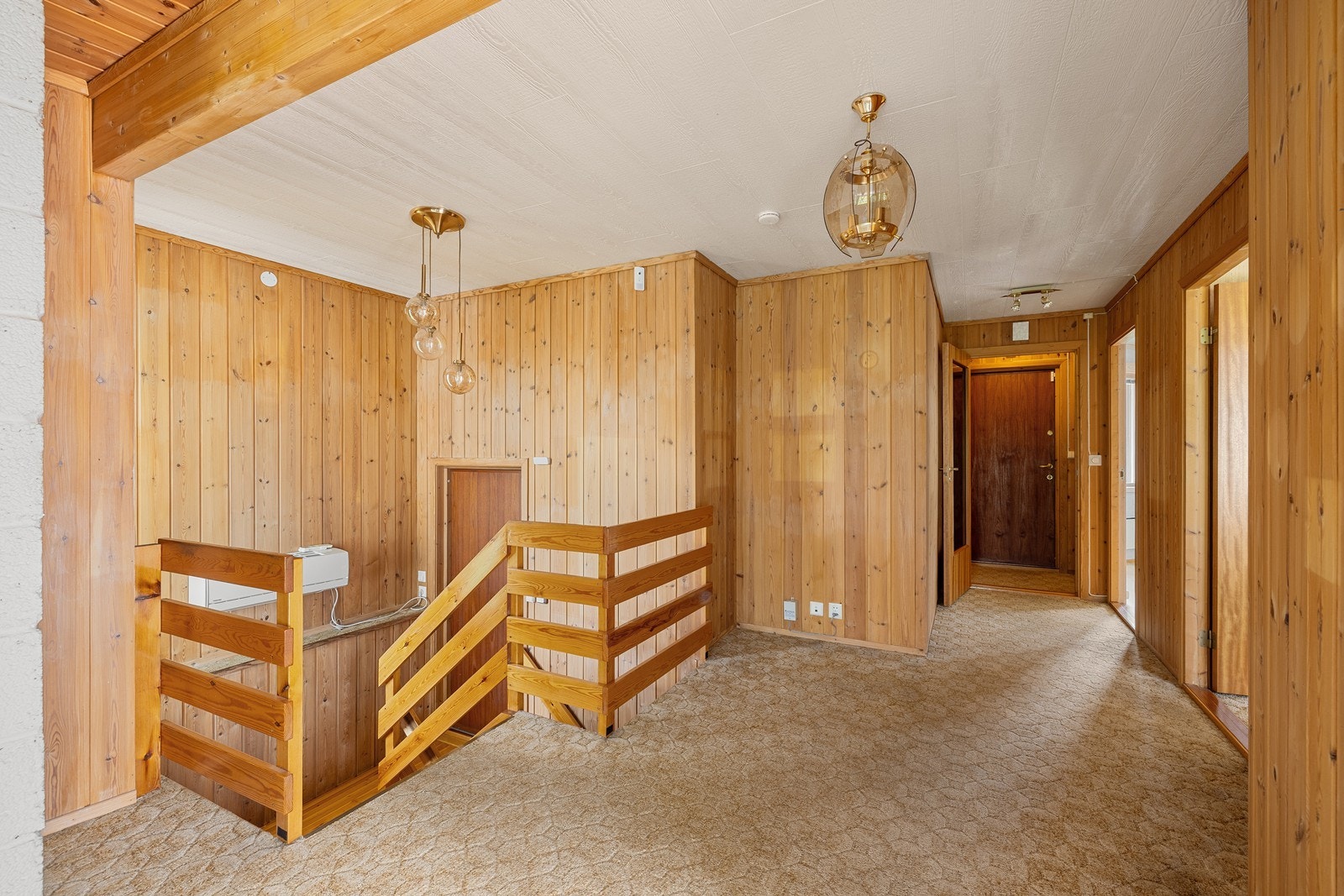 I entréen er det plass til å henge fra seg yttertøy. Galleribilde
