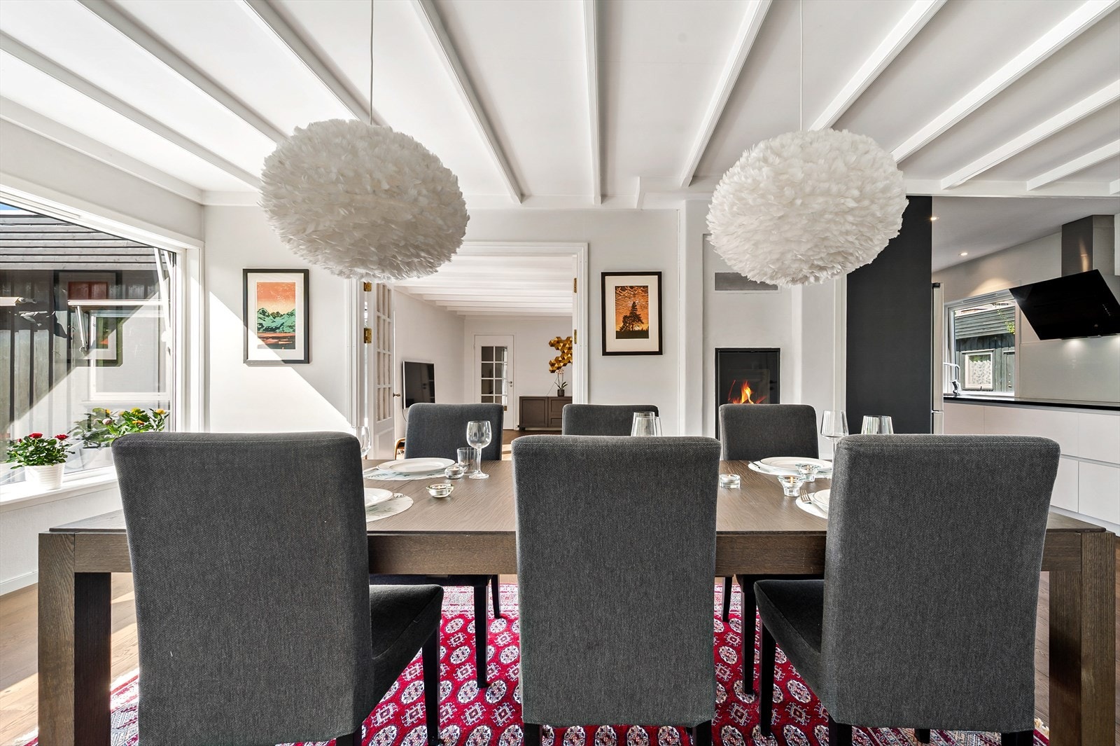 Både stuen og spisestuen er utstyrt med peis, som gir ekstra varme og hygge i de kaldere månedene. Galleribilde