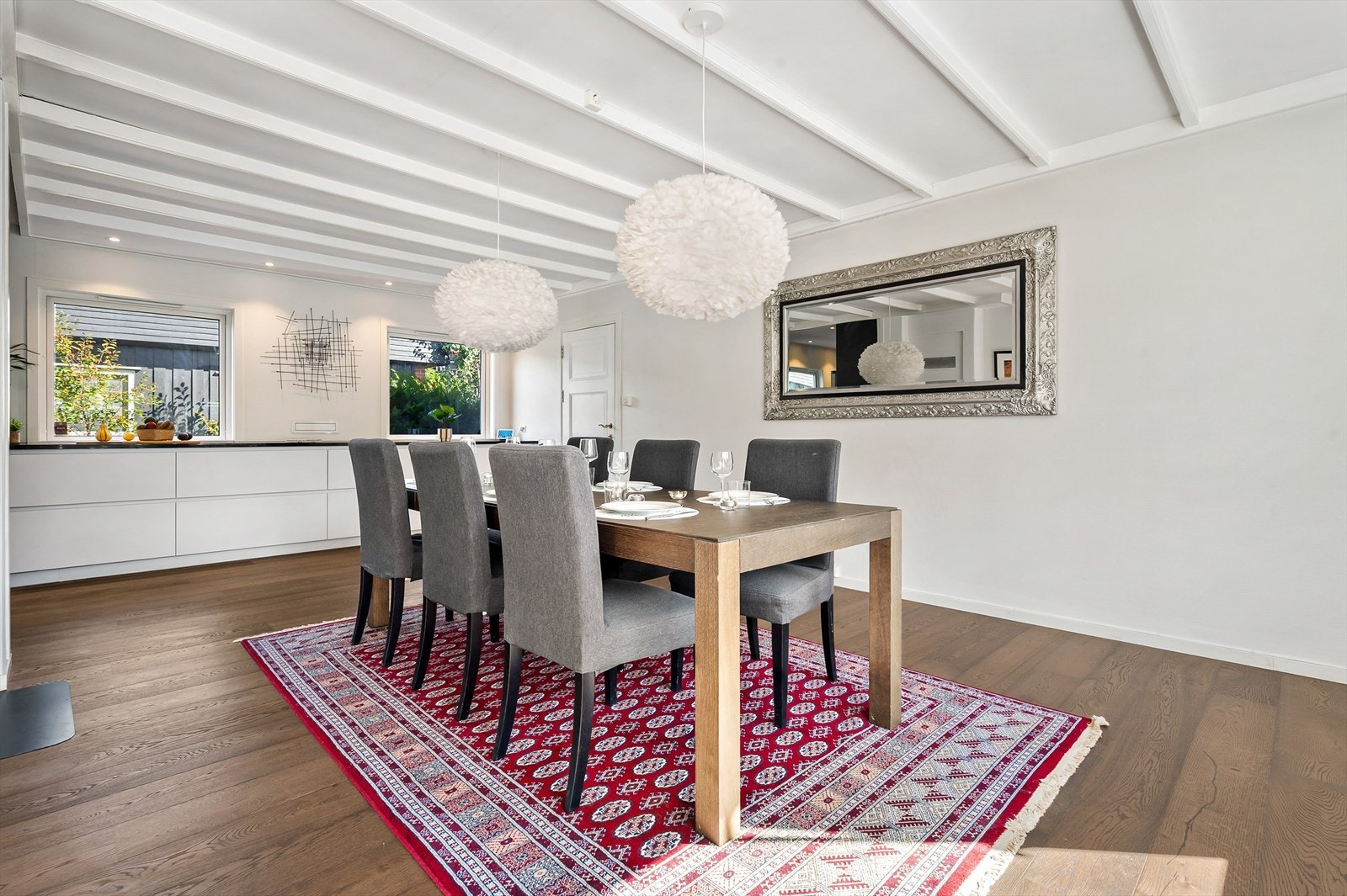 God plass til stort spisebord. Galleribilde