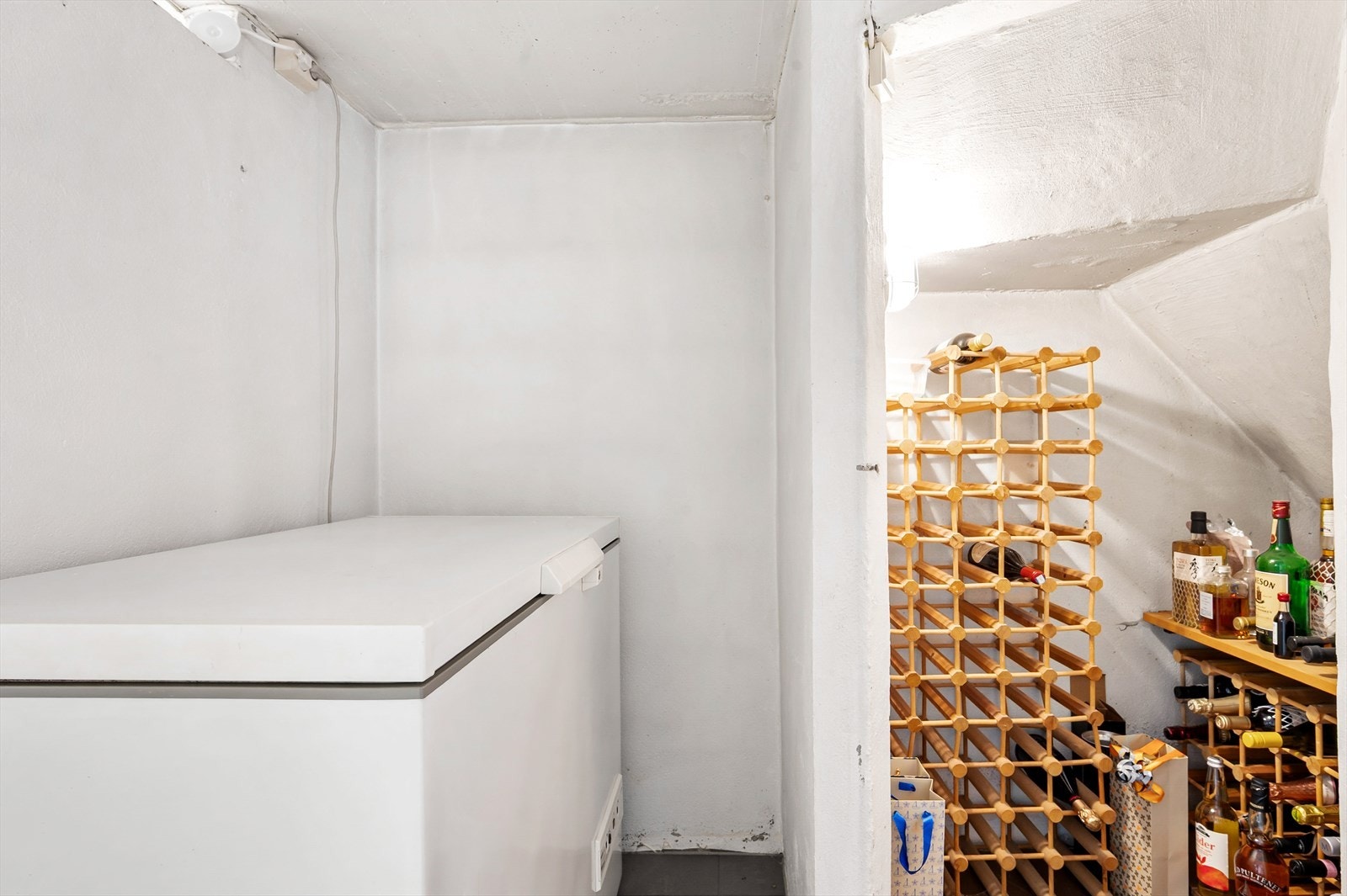 Eget vinrom og plass til stor fryser. Galleribilde