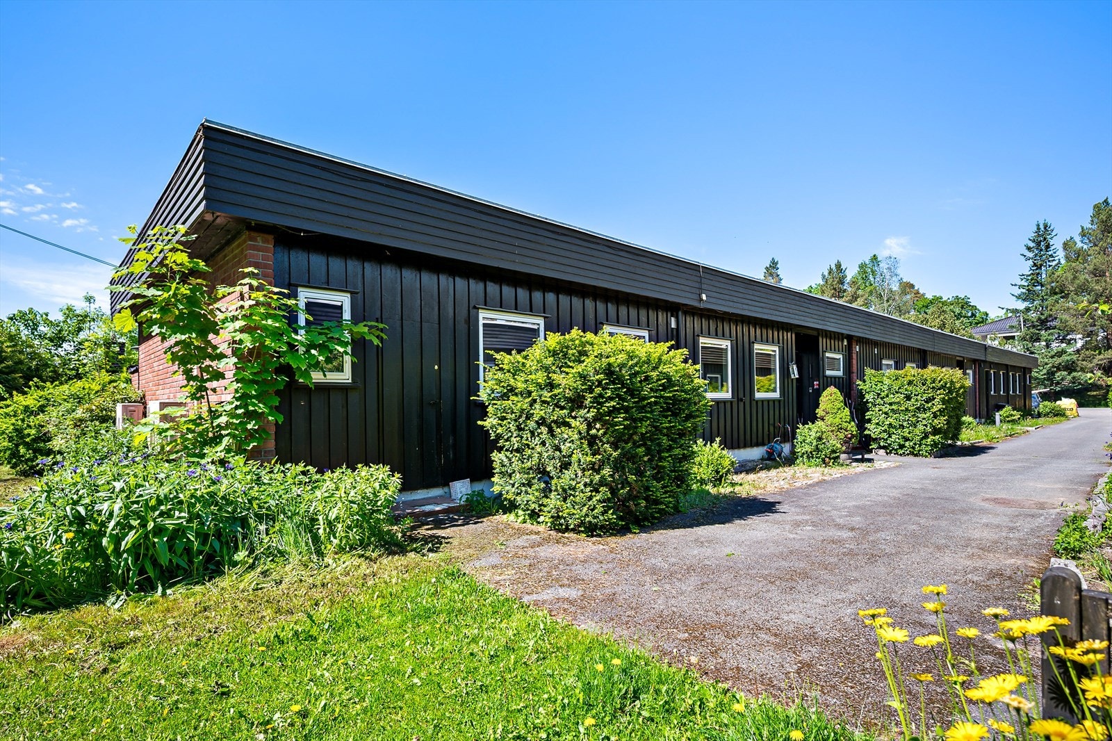 Boligen har trekonstruksjon med stående kledning og gavler med teglstein. Galleribilde