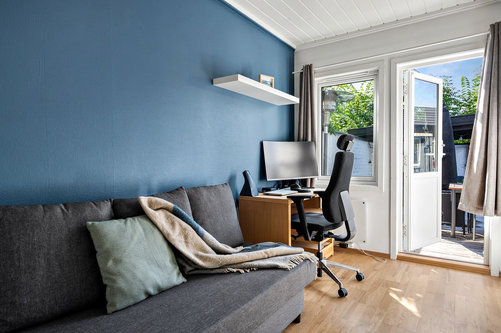Rom benyttet som kontor med malt panel og utgang til terrasse gir et praktisk arbeidsrom. Galleribilde