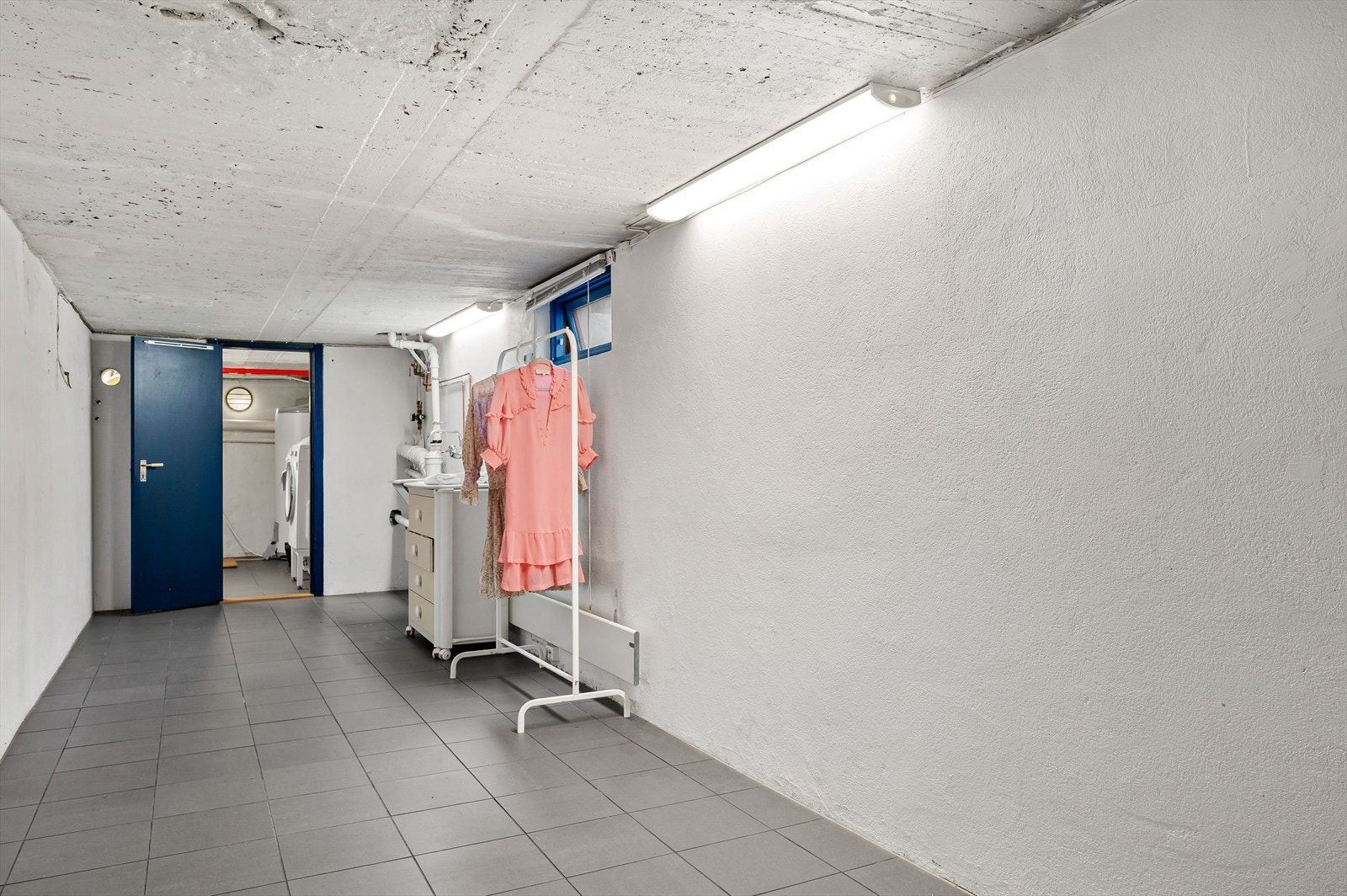 God plass til tørkestativ og oppbevaring, samt ekstra kjøleskap og fryser Galleribilde
