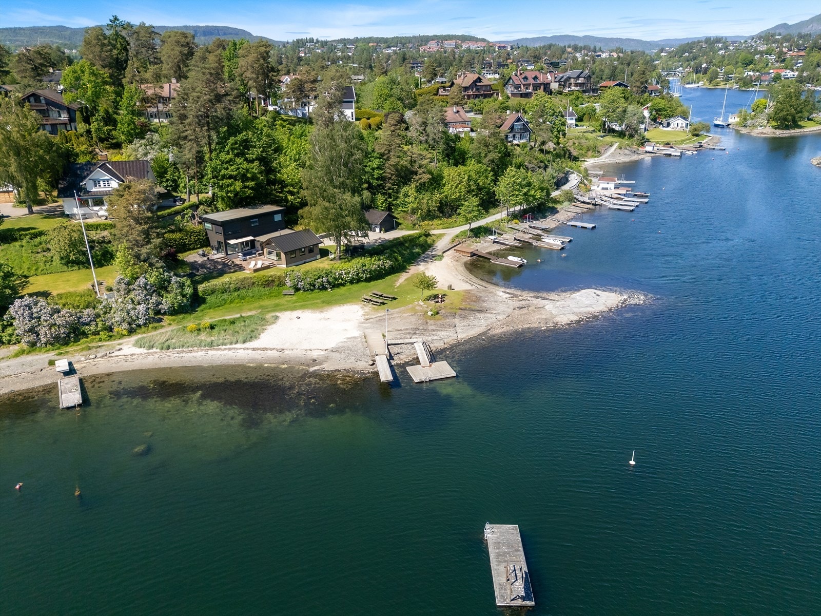 I nærområdet er der mange fine steder å oppholde seg og gå turer, bl.a. strendene Lille Hawaii, Bestemorstranda, Holmenskjæret og Hvalstrand. Galleribilde