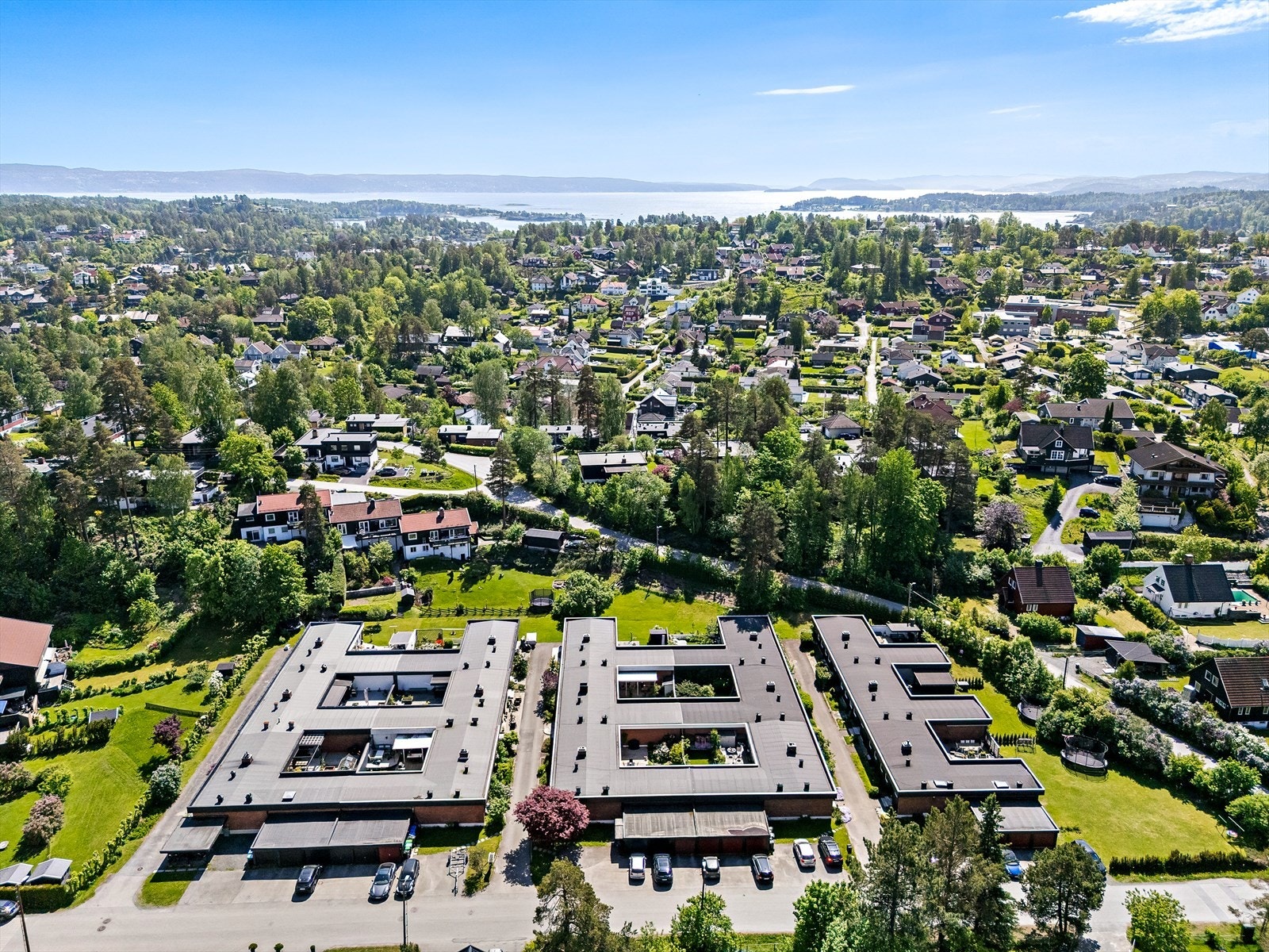 Området har kort avstand til rekreasjonsområder og marina. Galleribilde