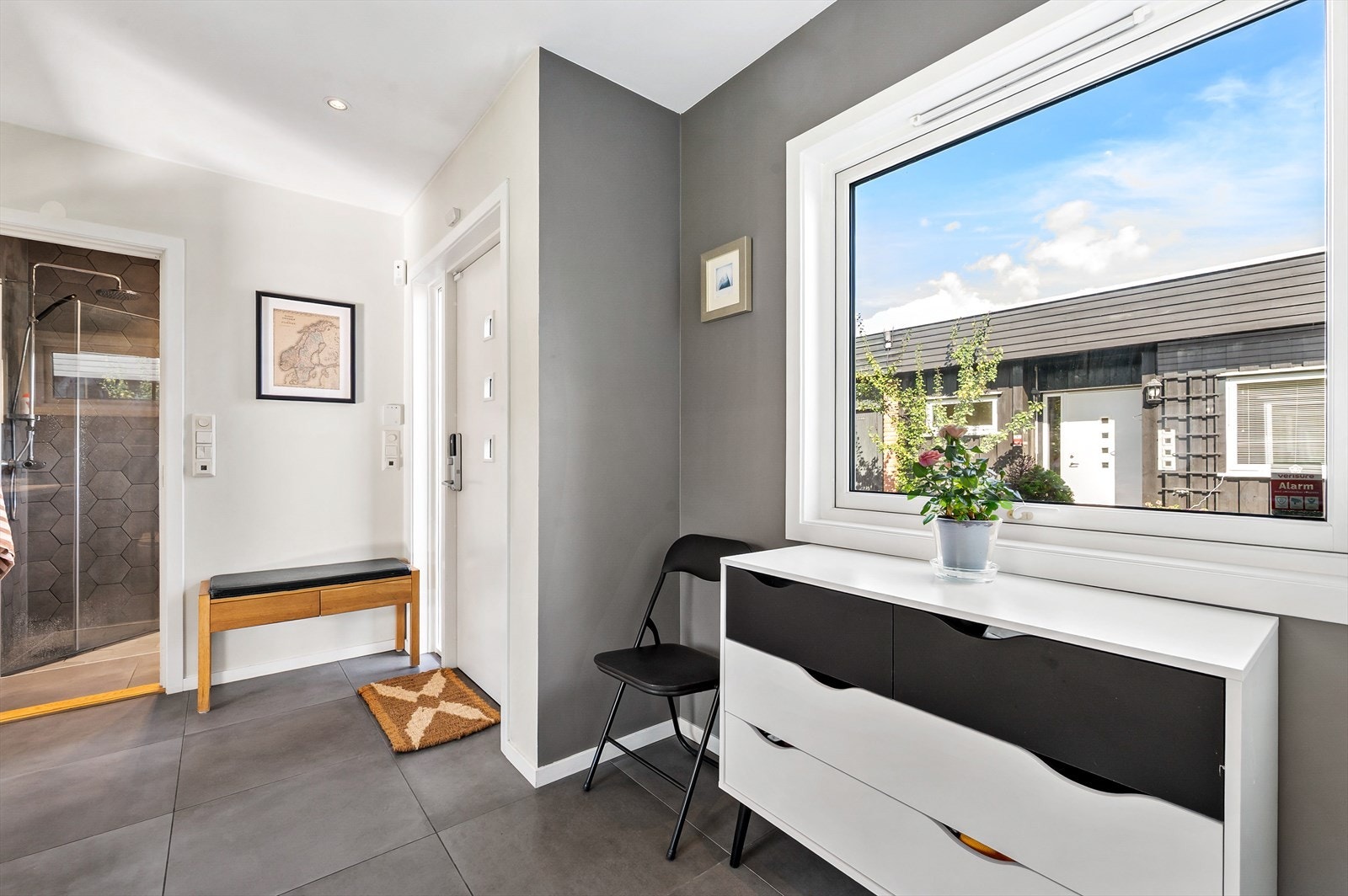 Stor entré med gode oppbevaringsmuligheter. Galleribilde