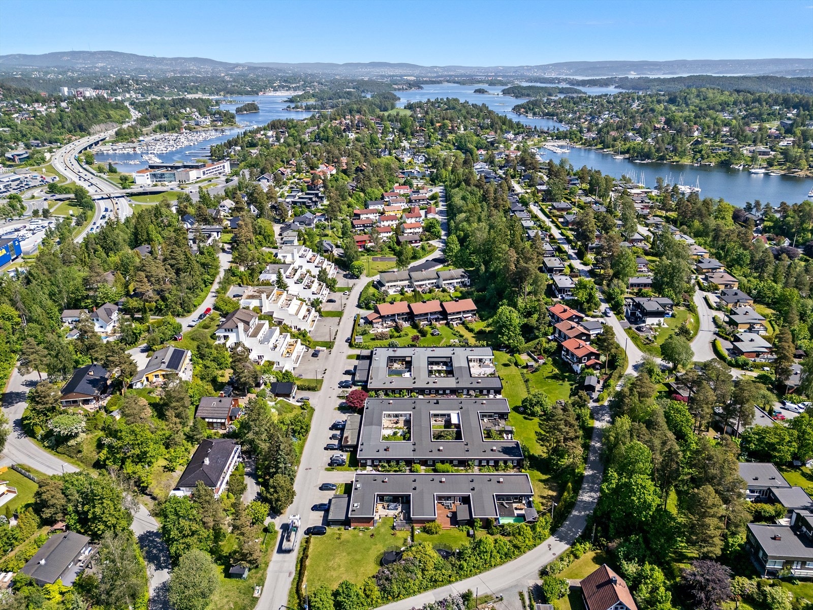 Oversiktsbilde viser boligens plassering i et etablert nabolag. Galleribilde