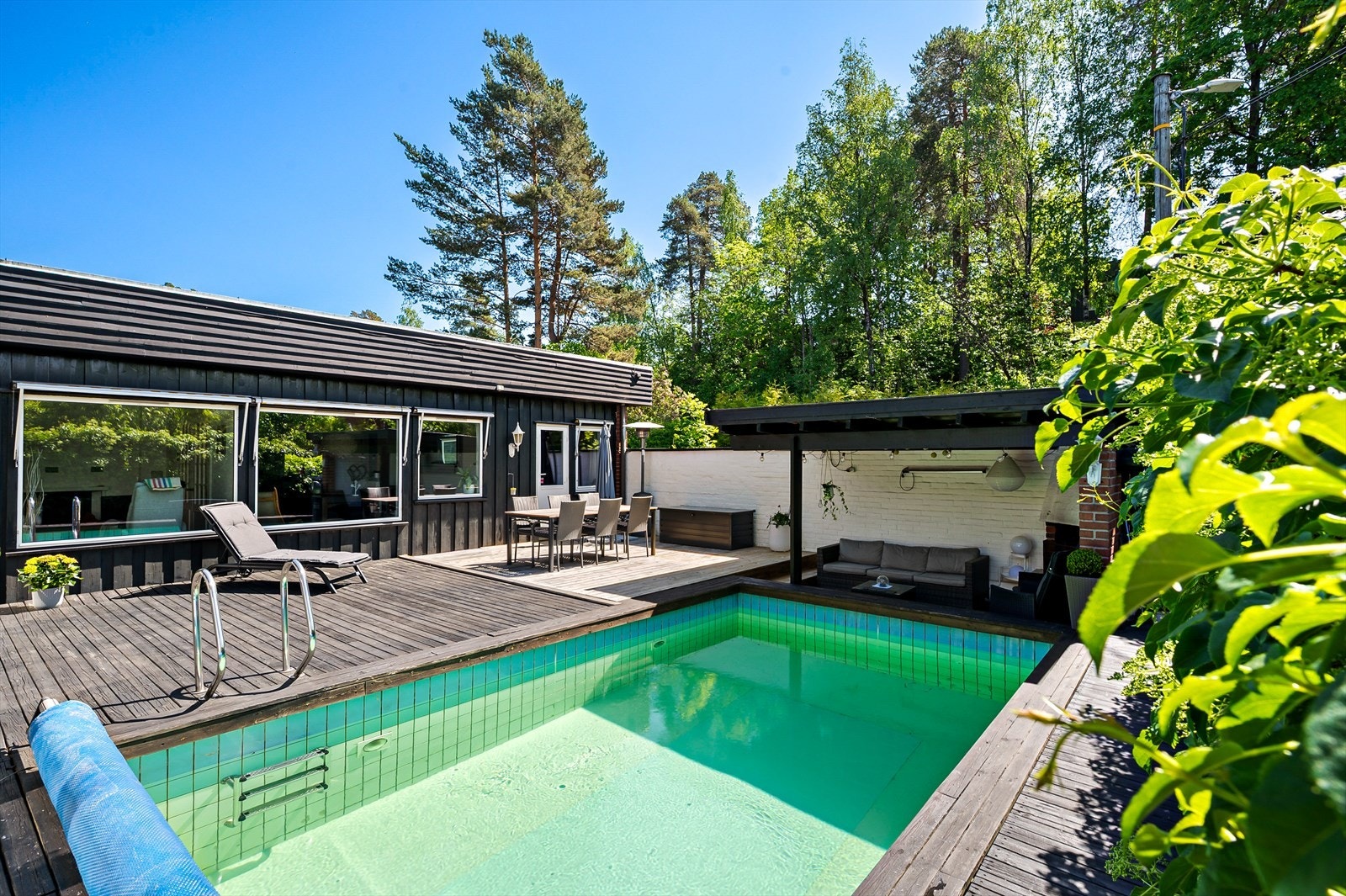 Terrasse med utendørs peis og svømmebasseng gir muligheter for avslapning. Galleribilde
