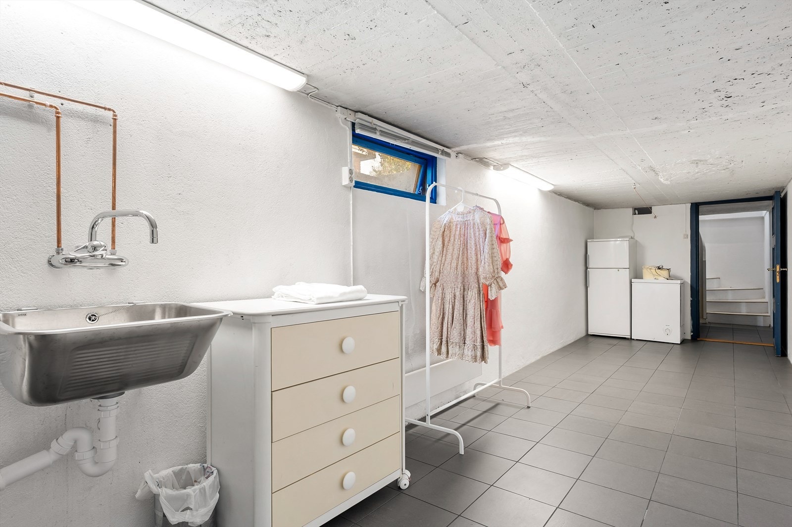 God plass til tørkestativ og oppbevaring, samt ekstra kjøleskap og fryser. Galleribilde